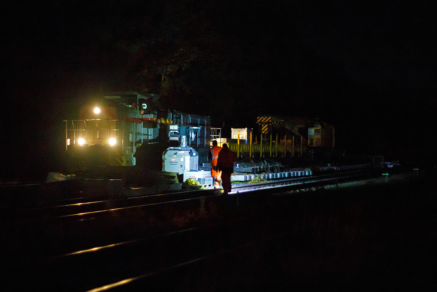 Die 271 006-9 „Julius“ (92 80 1271 006-9 D-KAF), eine Vossloh G 1000 BB, der KAF - Falkenhahn Bau AG (Kreuztal) hat am Abend des 10 Oktober 2025 auf Gleis 4, mit einem Kranzug der Hering Bahnbau, sowie mit einigen Flachwagen, den Bahnhof Herdorf erreicht. Hier sollen am Wochenende Weichen gewechselt werden.

Der Kranzug bestand aus dem 125 t KIROW Gleisbauschienenkran KIROW Multi Tasker KRC 810 T (mit Schwerlastausrstung), D-HGUI 99 80 9419 024-1, ex 97 82 53 513 19-3, der HERING Bahnbau GmbH. Vor dem Kran der Schutzwagen auslegerseitig, 37 80 3999 048-6 D-HGUI, der Gattung Res, u.a. beladen mit der Traverse, Anschlagmittel und sonstiges Zubehr). Hinter dem Kran als Schutzwagen gegenlastseitig die vierachsige (2 x 2-achsige) lange Flachwageneinheit mit abgesenktem Fuboden (ohne Radvorlegern) 27 80 4348 084-9 D-HGUI, der Gattung Laadkks (TWA 850 RV).
