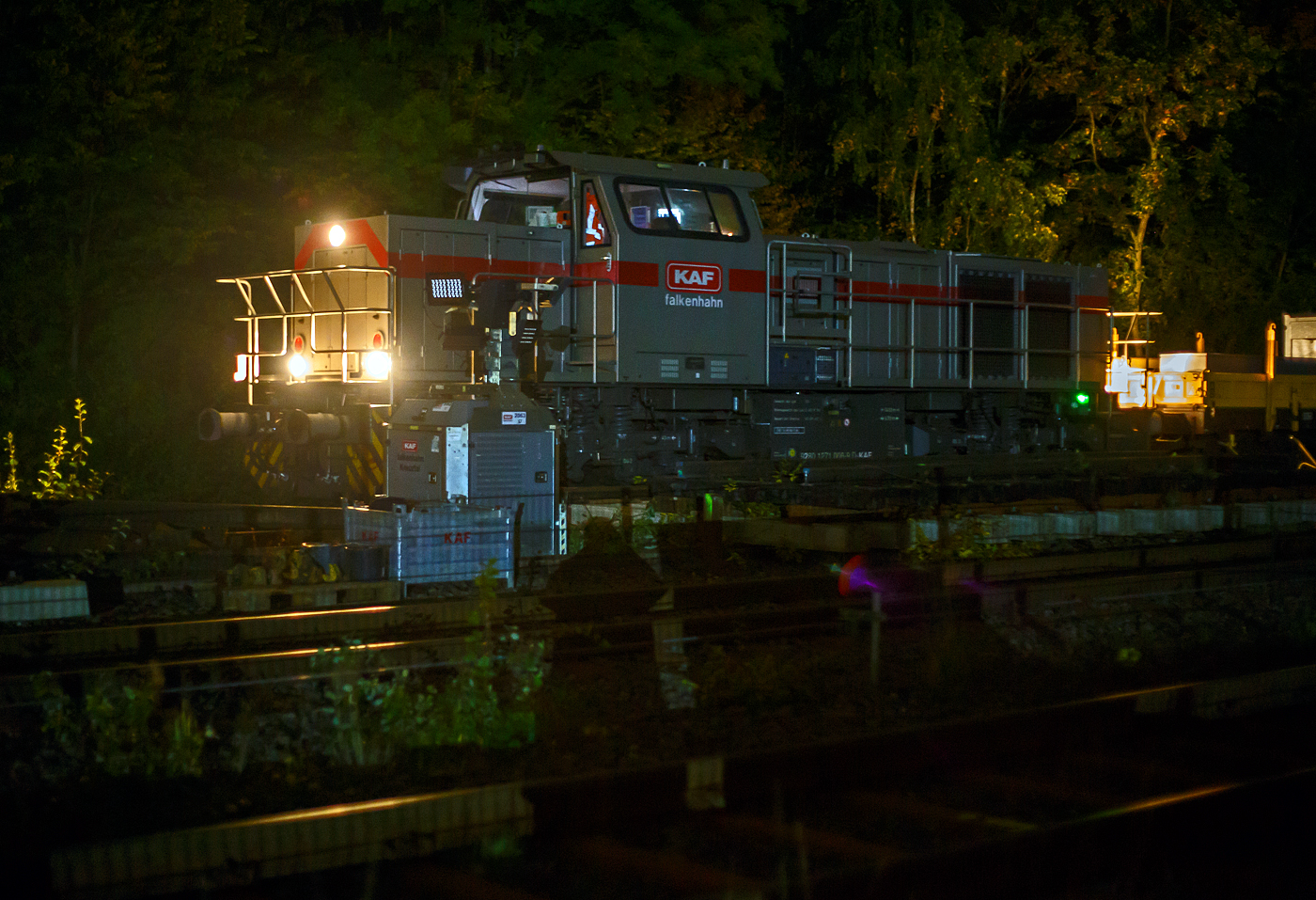 Die 271 006-9 „Julius“ (92 80 1271 006-9 D-KAF), eine Vossloh G 1000 BB, der KAF - Falkenhahn Bau AG (Kreuztal) hat am Abend des 10 Oktober 2025 auf Gleis 4, mit einem Kranzug der Hering Bahnbau, sowie mit einigen Flachwagen, den Bahnhof Herdorf erreicht. Hier sollen am Wochenende Weichen gewechselt werden.

Der Kranzug bestand aus dem 125 t KIROW Gleisbauschienenkran KIROW Multi Tasker KRC 810 T (mit Schwerlastausrstung), D-HGUI 99 80 9419 024-1, ex 97 82 53 513 19-3, der HERING Bahnbau GmbH. Vor dem Kran der Schutzwagen auslegerseitig, 37 80 3999 048-6 D-HGUI, der Gattung Res, u.a. beladen mit der Traverse, Anschlagmittel und sonstiges Zubehr). Hinter dem Kran als Schutzwagen gegenlastseitig die vierachsige (2 x 2-achsige) lange Flachwageneinheit mit abgesenktem Fuboden (ohne Radvorlegern) 27 80 4348 084-9 D-HGUI, der Gattung Laadkks (TWA 850 RV).
