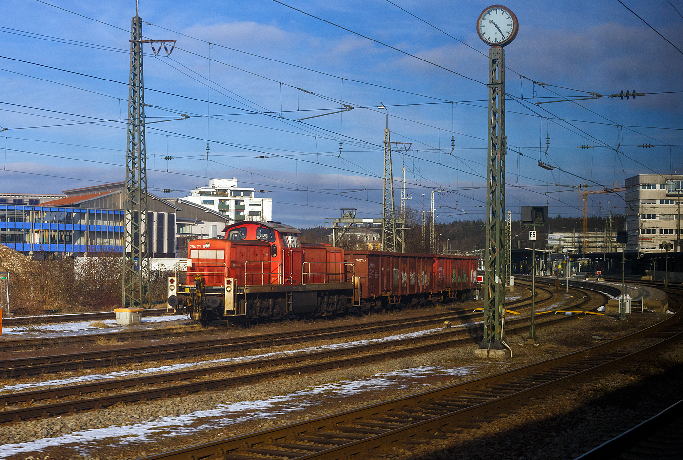 Die 294 701-8 (98 80 3294 701-8 D-DB), eine remotorisierte V 90 der DB Cargo AG, am 13 Januar 2025 in Traunstein mit zwei Hochbordwagen (der Gattung Eanos).

Die Lok wurde 1969 von MaK in Kiel unter der Fabriknummer 1000503 gebaut und als DB 290 201-3 an die Deutsche Bundesbahn geliefert. Die Ausrüstung mit Funkfernsteuerung und Umzeichnung in DB 294 201-9 erfolgte im Juli 1996. Im Jahr 2009 erfolgte durch die DB Fahrzeuginstandhaltung GmbH, in Cottbus eine Remotorisierung durch einen neuen MTU 90° V-8-Zylinder-Dieselmotor mit Common-Rail-Einspritzsystem, Abgas-Turbolader und Ladeluftkühlung, vom Typ 8V 4000 R41. Der Motor ist auf eine Leistung von 1.000 kW (1.341 PS) bei 1.800 U/min gedrosselt. Auch wurden eine neue Lüfteranlage und ein neuer Luftpresser eingebaut, zudem bekam die Lok ein Umlaufgeländer. Durch die Remotorisierung und den Umbau erfolgte auch die Umzeichnung in die heutige 294 701-8.
