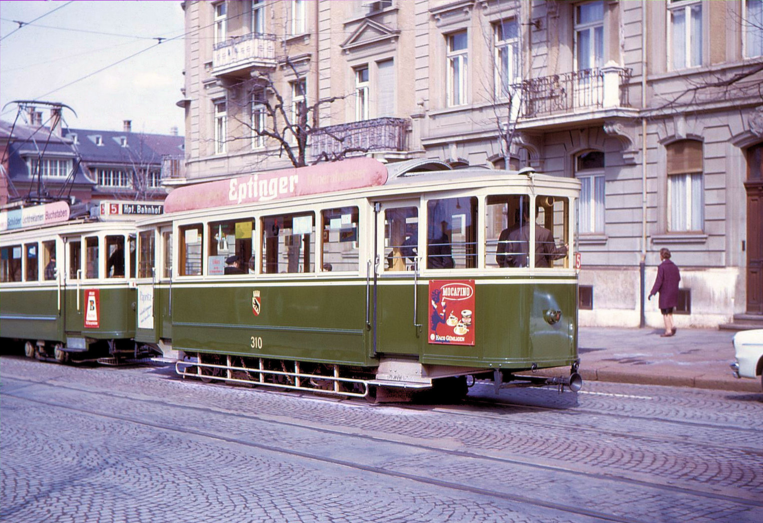 Die 3 neuen Anhänger 310-312 von 1933: Zwei Wagen wurden als vierachsige Drehgestellwagen gebaut, einer besass ein dreiachsiges SLM-Lenkuntergestell. Im Bild der Dreiachser B3 310 an der Haltestelle Dufourstrasse (heute verlegt). Es handelt sich um den einzigen Dreiachser, der je für Bern gebaut wurde; er wurde ab den 1960ern nur noch für Supplementzüge Ostring - Bahnhof verwendet und schied kurz nach 1970 aus. 30.März 1966 