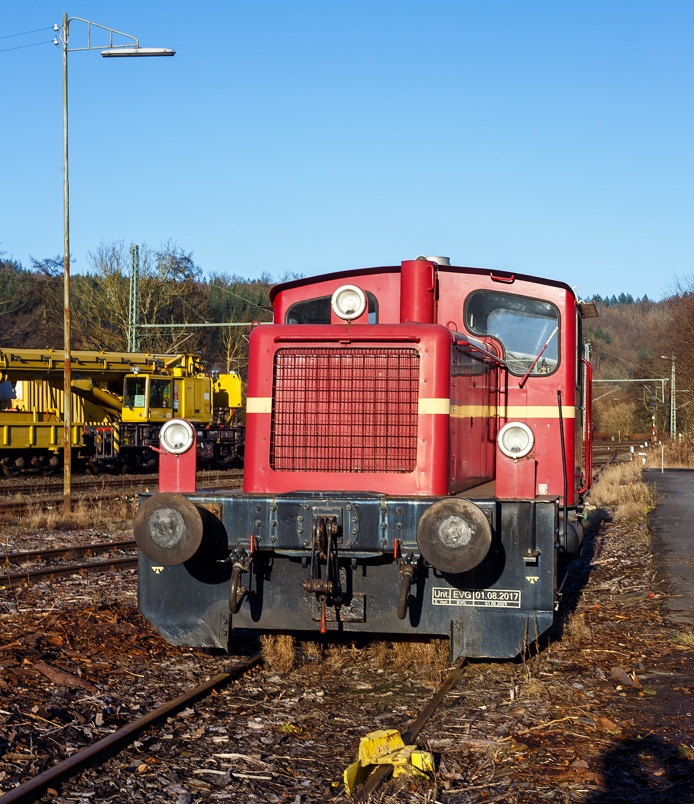 Die 332 901-8 der RE (Rheinische Eisenbahn GmbH) eine Tochtergesellschaft der Eifelbahn Verkehrsgesellschaft mbH (EVG), ex RAR V 240.01 „Kamila“, ex DB 332 901-8, ex DB Köf 11 063, ist am 26 Dezember 2024 in Scheuerfeld/Sieg abgestellt.

Die Köf 11 063 wurde 1964 von Lokomotiv- und Maschinenfabrik Gmeinder & Co. in Mosbach unter der Fabriknummer 5304 gebaut und als Köf 11 063 an die Deutsche Bundesbahn geliefert, zum 01.01.1968 erfolgte die Umzeichnung in DB 332 901-8. Die Ausmusterung bei der DB erfolgte 1999, im Jahre 2003 ging sie dann an die RAR (Rent-a-Rail Eisenbahn-Service AG) in Ellwangen dort wurde sie als V 240.01 „Kamila“ bezeichnet. 2005 kam sie dann zur RE (Rheinische Eisenbahn GmbH) in Linz, diese ist eine Tochtergesellschaft der Eifelbahn Verkehrsgesellschaft mbH (EVG), dort wird sie nun wieder als 332 901-8 bezeichnet. Die Lok hat seit 2007 die NVR-Nummer 98 80 3332 901-8 D-EVG.

TECHNISCHE DATEN:
Spurweite: 1.435 mm (Normalspur)
Achsfolge: B
Länge über Puffer: 7.830 mm
Achsabstand: 2.800 mm
Dienstmasse (2/3 Vorräte): 22 t 
Dieselkraftstoff: 300 l
Motor: 8-Zylinder-MWM-Dieselmotor RHS 518 A
Leistung:  177 kW (240 PS)
Höchstgeschwindigkeit: 45 km/h 
Anfahrzugkraft: 83,4 kN
