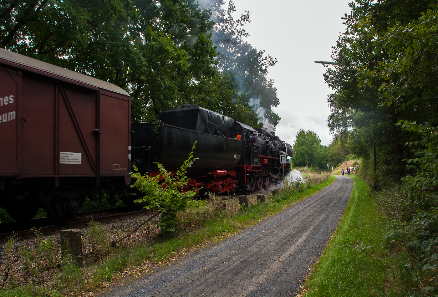 Die 52 8134-0 der Eisenbahnfreunde Betzdorf fuhr Sonderfahrten, anl�sslich der 100 Jahr Feier der Westerwaldbahn (WEBA) am 31 August 2013, zwischen Scheuerfeld/Sieg und dem Betriebshof Bindweide der Westerwaldbahn, hier kurz vor der Bindweide.

Die Lok war, bedingt durch die Wiedervereinigung, eine der letzten Normalspurigen Dampfloks der DB. Zudem war sie als 052 134‐4 die einzige wahre 52 der DB (BR 52.80).

Die G�terzuglokomotive wurde 1943 von der WLF - Wiener Lokomotivfabrik Floridsdorf unter der Fabriknummer 16591 gebaut und als Kriegslokomotive 52 7138 an die DRB - Deutsche Reichsbahn geliefert. Nach dem 2. Weltkrieg verblieb sie in der Sowjetischen Besatzungszone bzw. der sp�teren DDR, so lief sie weiter als DR 52 7138 der Deutsche Reichsbahn. 

Im Raw Stendal der DR wurde sie zwischen April 1965 und Mai 1965 zur DR 52 8134-0 rekonstruiert und erhielt einen Neubaukessel, der vom VEB Schwermaschinenbau  Karl Liebknecht  in Magdeburg gefertigt wurde. 1992 wurde sie in DR 052 134-4 umgezeichnet. Am 1. Januar 1994 trat die Bahnreform in Kraft, aus der Deutsche Reichsbahn und Deutsche Bundesbahn entstand die Deutsche Bahn AG (DB AG), so wurde die 52.80er zur DB 052 134-4. Im Juli 1995 wurde sie an einen Privatmann verkauft, 1997 konnten die Eisenbahnfreunde Betzdorf die Lok erwerben und sie kam nach Siegen. 2007 bekam die dann die NVR-Nummer 90 80 0051 134-9 D-EFBS. Leider gab es 2015/2016 Streitigkeiten und der Verein musste seinen Fahrzeugbestand aufl�sen, so wurde die Lok im Fr�hjahr 2016 an die �GEG - �sterreichische Gesellschaft f�r Eisenbahngeschichte e. V. verkauft und steht heute im Lokpark Ampflwang.
