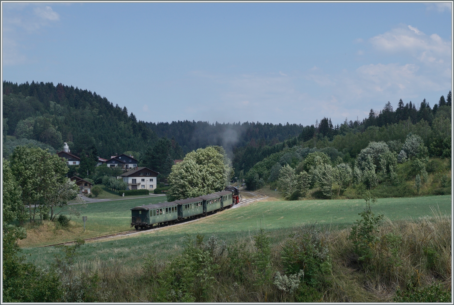 Die 52 8163-9 mit vier vierachsigen Plattform Wagen Bi 4 (ex Seetal/EBT?) auf der Fahrt nach Fontaine Ronde erreicht den von der Coni'Fer angelegten Kreuzungsbahnhof in Le Touillon.
Kilometerangaben: J-E/JS/SBB km 58 (ab Lausanne) - PLM/SNCF/Coni'Fer Km 467 (ab Paris).

15. Juli 2023
