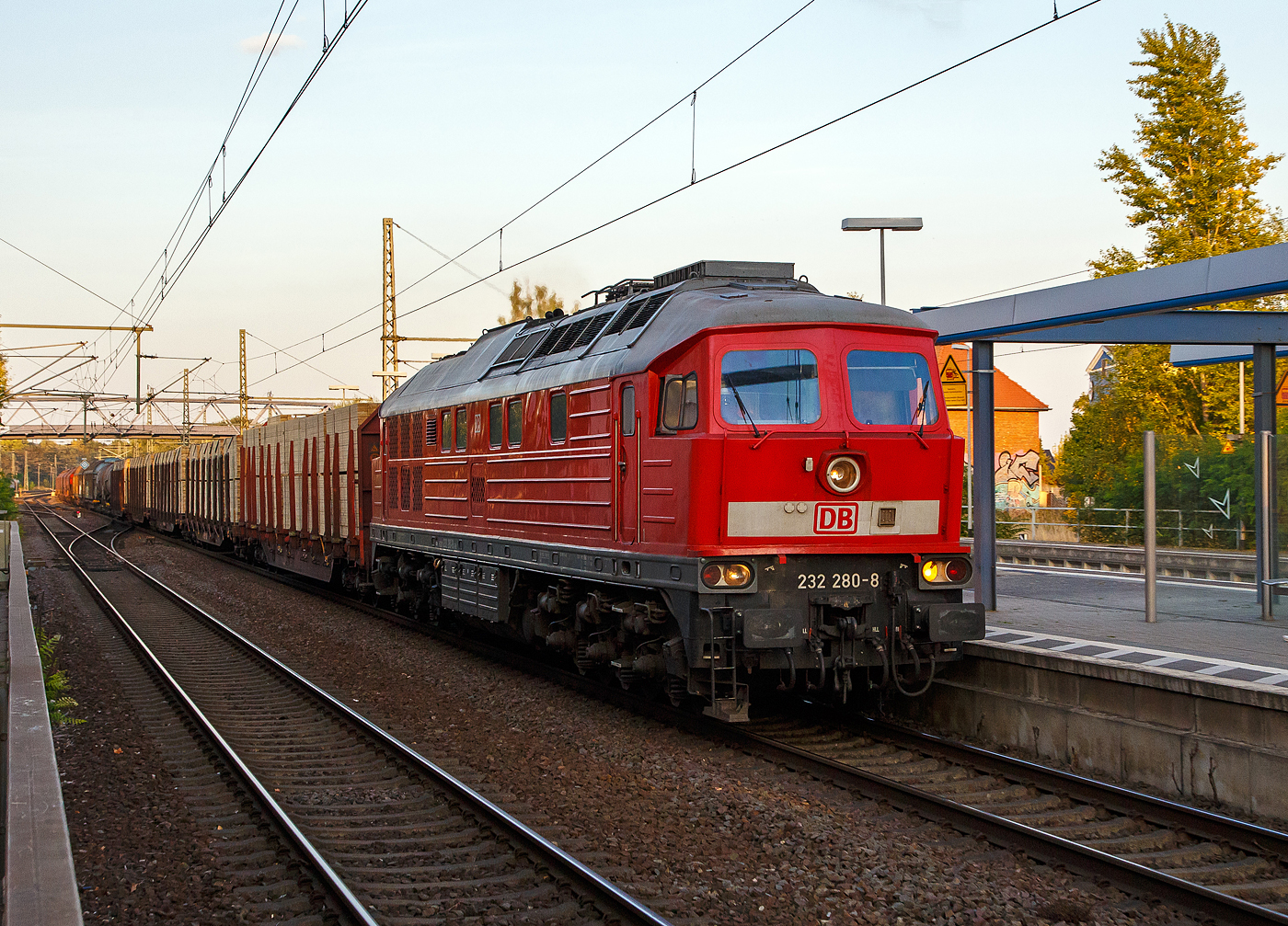 Die „Ludmilla“ 233 322-8 (92 80 1232 280-8 D-DB) der DB Cargo, ex DR 132 280-9, fährt am 19.09.2018 mit einem gemischten Güterzug durch den Hauptbahnhof Brandenburg an der Havel.

Die V 300 wurde 1975 von LTS (Luhanskyj Teplowosobudiwnyj Sawod auch bekannt als Lokomotivfabrik Lugansk (ehemals Woroschilowgrad)) unter der Fabriknummer 0495 gebaut und als 132 280-9 an die Deutsche Reichsbahn (DR) geliefert. 

Die Lokomotiven dieser Baureihe (232) haben noch den originalen 16-Zylinder-Viertakt-Dieselmotor vom Typ Kolomna 5 D49 (16 ЧН 26/26) mit einer Leistung von 3.200 PS.  
