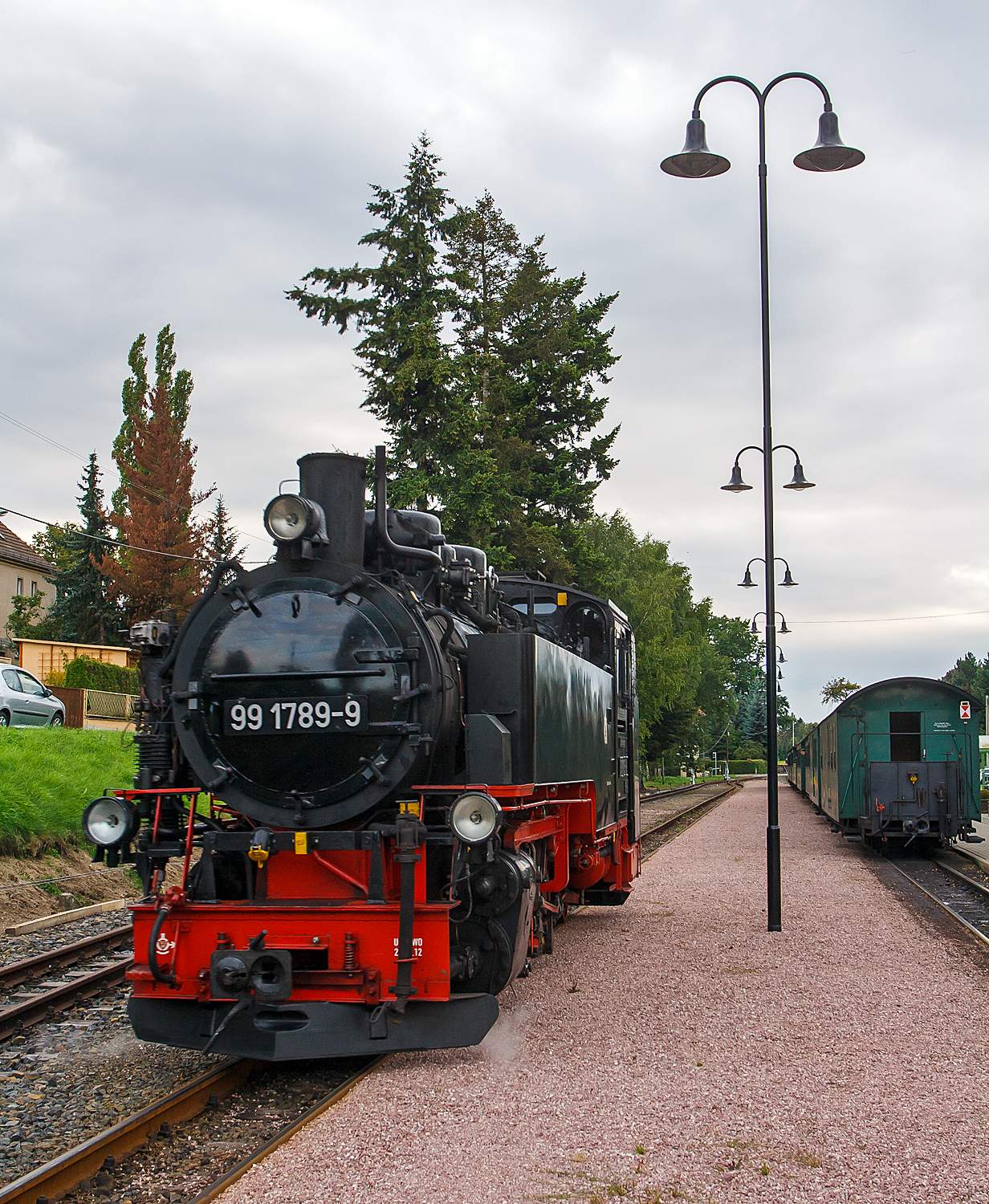 Die 99 1789-9 (ex DR 099 753-6, ex DR 99 789  ) der Lößnitzgrundbahn am 27.08.2013 beim Umsetzen im Bahnhof Moritzburg. 

Die 750mm-Neubaulokomotive der Baureihe 99.77 wurde 1952 von LKM in Babelsberg gebaut.