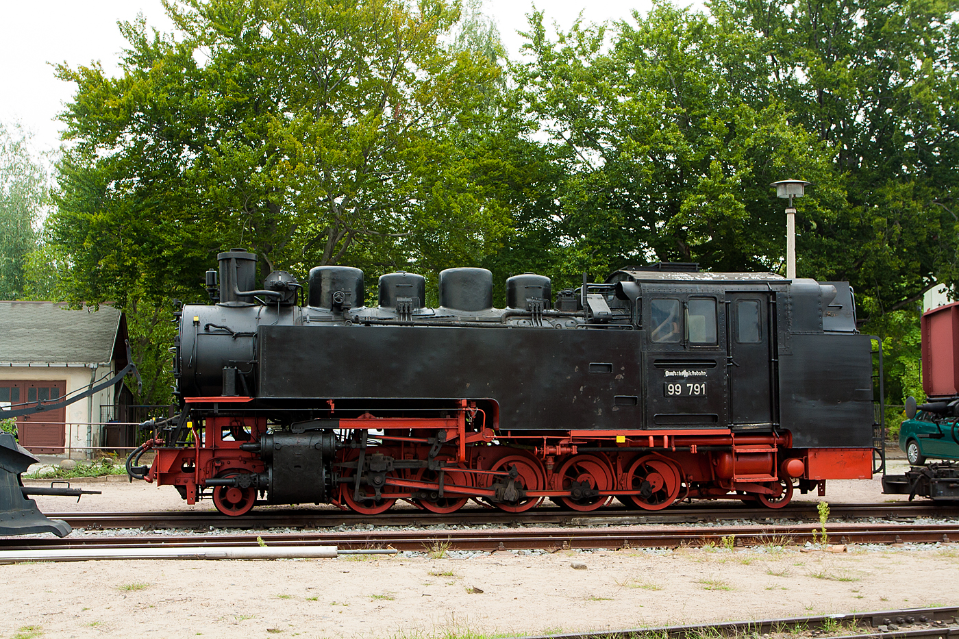 Die 99 791 der Traditionsbahn Radebeul e. V, ex DB 099 755-1, ex DR 099 755-1, ex DR 99 1791-5 sowie ex DR 99 791, als Denkmal mit Museumszug abgestellt am 27.08.2013 bei Schmalspur-Bahnhof Radebeul Ost (Lößnitzgrundbahn).

Die sächs. VII K Neubaulok (Baureihe 99.77–79 der Deutschen Reichsbahn) wurde 1956 bei LKM (VEB Lokomotivbau Karl Marx Babelsberg) unter der Fabriknummer 132032 gebaut, am 24.01.1957 war die Probefahrt (Hainsberg - Malter) und es erfolgte am gleichen Tag die Abnahme. Die Ausmusterung der Lok (nun DB 099 755-1) erfolgte am 08.02.1994 durch die DB AG, im Jahr 2000 ging sie als Eigentum an den Verein Traditionsbahn Radebeul.

Diese Neubaulokomotiven der Bauart 1'E1'-h2t (Gattung K 57.9) gehören mit 600 PS (441 kW) Leistung, neben der Baureihe 99.73–76 (sächsische VII K Altbau) zu den Leistungsstärksten Loks der Spurweite 750 mm. Mit einem Dienstgewicht von 55 t haben sie eine Höchstgeschwindigkeit 30 km/h. Die Fahrzeuge führen 5,8 m³ Wasser und 3,6 Tonnen Kohle mit.

Technische Merkmale:
Entsprechend den damals modernen Baugrundsätzen sind die Lokomotiven komplette Schweißkonstruktionen. Äußerlich auffällige Unterschiede zur Vorgängerbaureihe 99.73-76 sind der fehlende Vorwärmer mit Kolbenspeisepumpe und die den Führerstand vollständig abschließenden hohen Türen. Im Unterschied zum Barrenrahmen der 99.73–76 erhielten die Maschinen einen 30 mm starken Blechrahmen, wie er sich schon bei der Baureihe 52 bewährt hatte.

Wie auch bei der Einheitslok ist die dritte Kuppelachse Treibachse und die Laufachsen werden in Bisselgestellen mit ± 120 mm Seitenverschiebbarkeit geführt. Die erste, dritte und fünfte Kuppelachse sind fest im Rahmen gelagert, die zweite und vierte sind ± 24 mm seitenverschiebbar und die Treibachse ist spurkranzlos. Daraus ergibt sich ein fester Achsstand von 4.000 mm.
