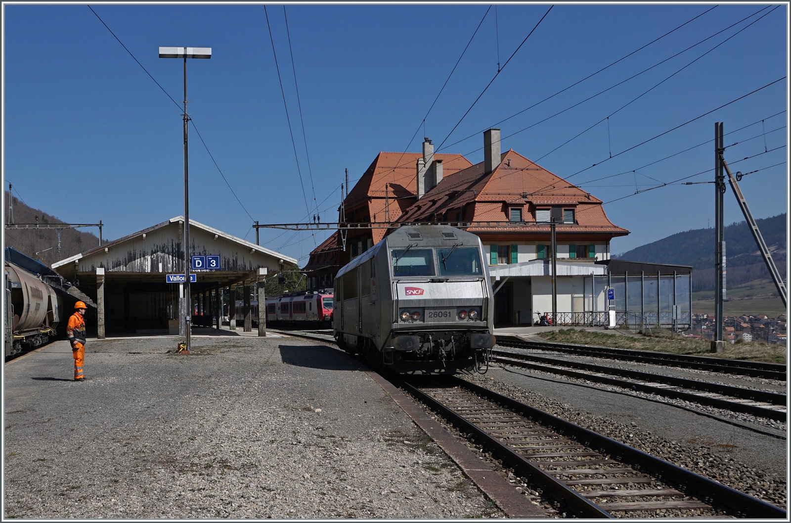 Die abgebügelte SNCF Sybic BB 26061 wurde von der SBB Re 6/6 11615 (Re 620 015-8) abgestossen und fährt nun in den SNCF Strombereich im westlichen Bahnhofskompf. 

24. März 2022 