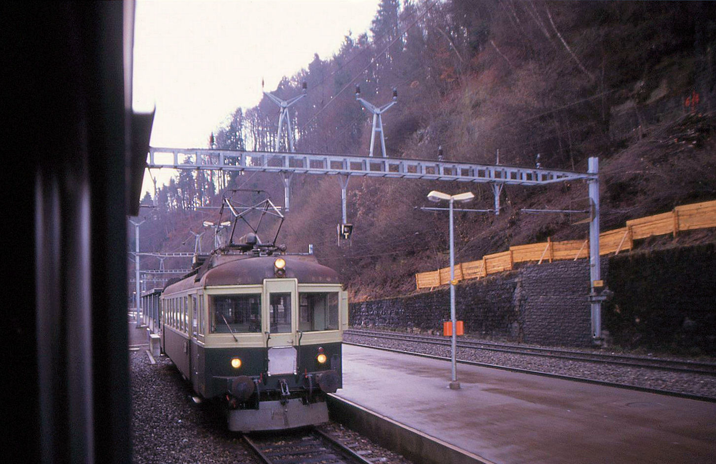Die alte Sensetalbahn: Triebwagen 106 in Flamatt. 4.Januar 1991 