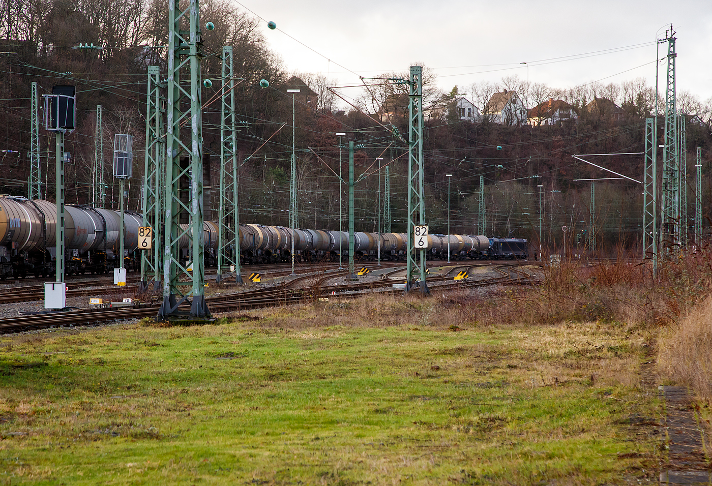 Die an die DB Cargo vermietete MRCE Dispolok 187 108-6 (91 80 6187 108-6 D-DISPO) fährt am 11.01.2023 mit einem Kesselwagenzug (laut Gefahrgutnummer 33/1114 mit Benzol) durch Betzdorf (Sieg) in Richtung Köln.