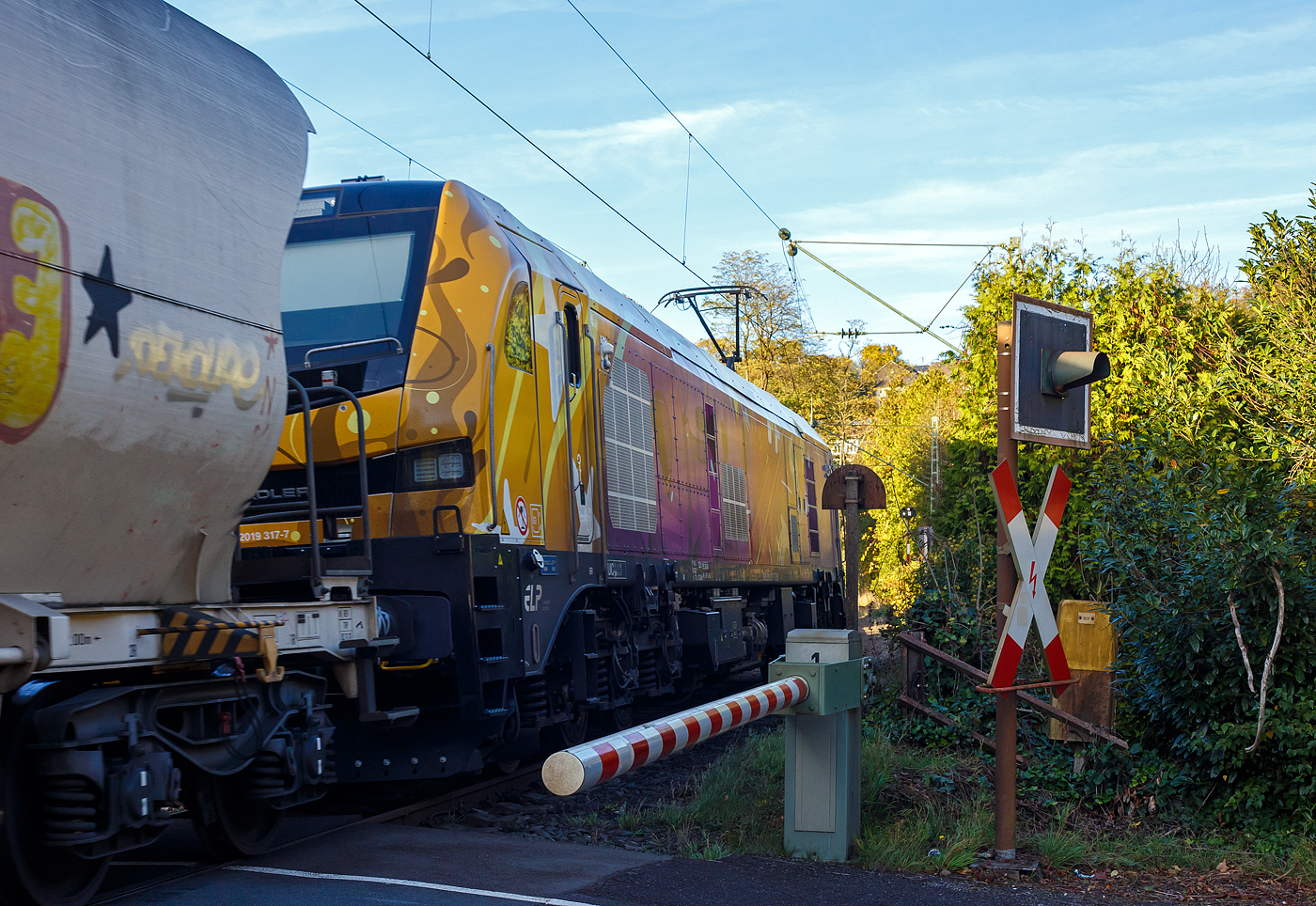 Die an die dispo-Tf Rail GmbH (Berlin) vermietete Stadler EURO 9000 der ELP - European Loc Pool AG (Frauenfeld/CH) 2019 317-7 (90 80 2019 317-7 D-ELP) fährt am 26 Oktober 2024, mit einem Zuckerzug (VTG Wagen der Gattung Uagnpps), durch Kirchen (Sieg) in Richtung Siegen. Vermutlich ist sie hier an die RTB CARGO GmbH (Düren) untervermietet-

Die Stadler EURO 9000 eine Co'Co'- DualModeLok wurde 2023 von Stadler Rail Valencia S.A.U. in Albuixech (Spanien) unter der Fabriknummer 43393 gebaut und an die ELP - European Loc Pool AG in Frauenfeld (CH) ausgeliefert. Seit 26.01.2024 ist sie an die RTB CARGO GmbH (Düren) vermietet.