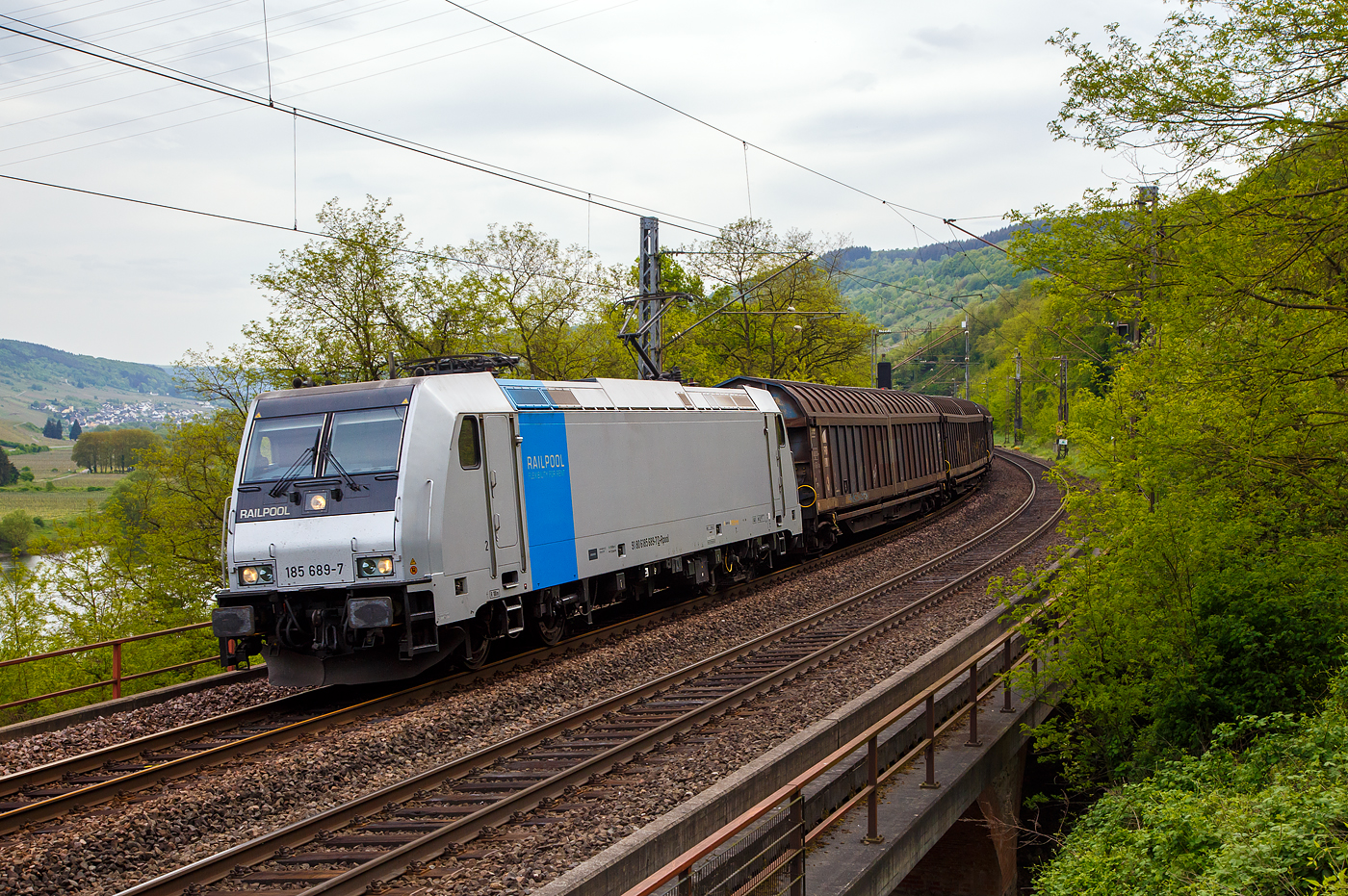 Die an die HSL Logistic vermietete Railpool 185 689-7 (91 80 6185 689-7 D-Rpool) mit einem Güterzug (Ganzzug von Schiebewandwagen der Gattung Sins) fährt am 29.04.2018, nun über das Pündericher Hangviadukt, in Richtung Koblenz. 

Die TRAXX F140 AC2 wurde 2011 bei Bombardier in Kassel unter der Fabriknummer 34713 gebaut. Sie hat die Zulassungen für Deutschland, Österreich, Schweden und Norwegen (D/A/S/N).