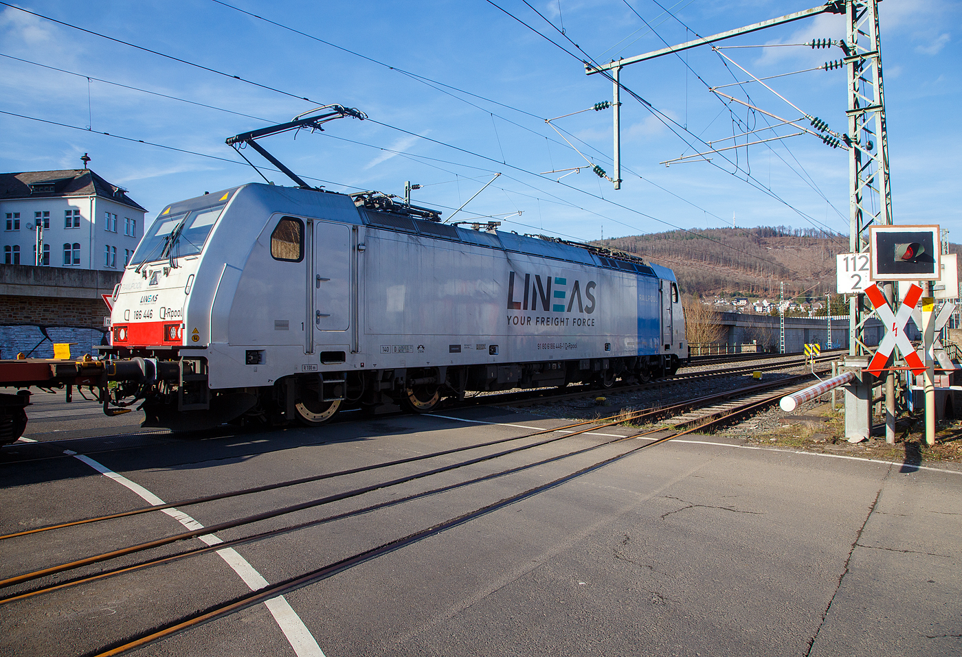 Die an die LINEAS Group NV/SA vermietete 186 446-1 (91 80 6186 446-1 D-Rpool) der Railpool fährt am 21.02.2023, mit einem KLV-Zug auf der Siegstrecke (KBS 460), durch Niederschelden (Sieg) in Richtung Siegen.

Die Bombardier TRAXX F140 MS(2E) wurde 2017 von Bombardier in Kassel unter der Fabriknummer 35401 gebaut und an die Railpool ausgeliefert. Die Multisystemlokomotive hat die Zulassungen bzw. besitzt die Länderpakete für Deutschland, Österreich, Schweiz, Italien, Belgien und die Niederland (D/A/CH/I/B/NL).
