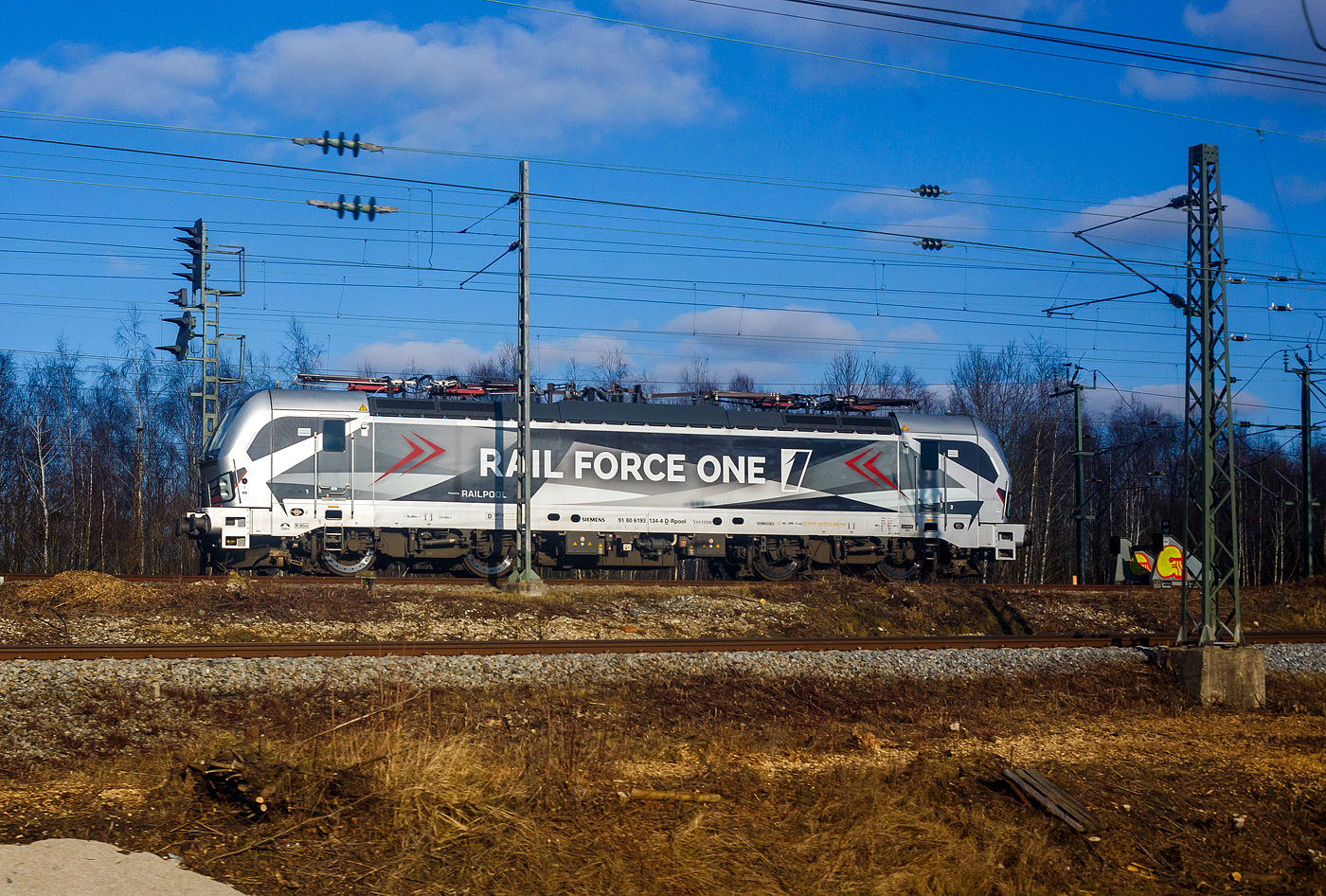 Die an die niederländische RFO - Rail Force One B.V. (Rotterdam) vermietete Siemens Vectron MS 193 134-4 (91 80 6193 134-4 D-Rpool) der Railpool GmbH (München) ist am 13 Januar 2025 in München abgestellt. 

Die Siemens Vectron MS der Variante A22 wurde 2023 von Siemens in München-Allach unter der Fabriknummer 23345 gebaut. Die Variante A22 (160 km/h - 6.4 MW) hat so die Zulassung für Deutschland, Österreich, die Schweiz, Italien und die Niederlande (D / A / CH / I / NL). So besitzt die Variante MS A22 folgende Zugsicherungssysteme: ETCS BaseLine 3, sowie für Deutschland (PZB90 / LZB80 (CIR-ELKE I)), für Österreich (ETCS Level 1 mit Euroloop, ETCS Level 2, PZB90 / LZB80), für die Schweiz (ETCS Level 2, ZUB262ct, INTEGRA), für Italien (SCMT) und die Niederlande (ETCS Level 1, ETCS Level 2, ATB-EGvv).
