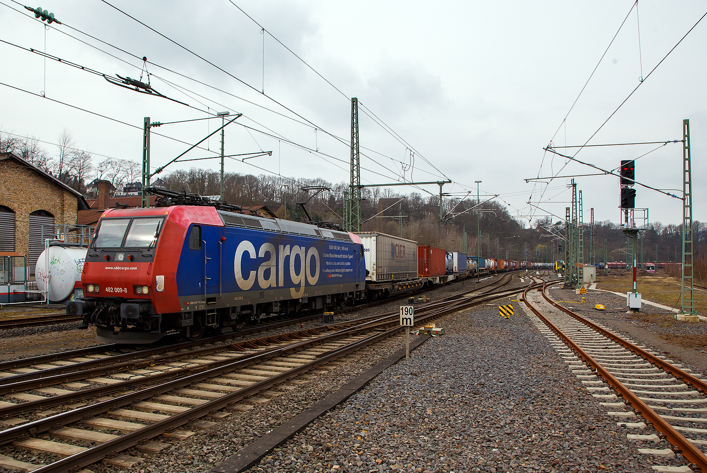Die an die SBB Cargo International AG vermietete Re 482 009-8  Zürich-Oerlikon  (91 85 4482 009-8 CH-SBBC)  Starke Maschine sucht starke Typen  der SBB Cargo AG fährt am 22.05.2022, mit einem langen HUPAC KLV-Zug, durch Betzdorf (Sieg) in Richtung Siegen. Von Siegen laufen dann solche Züge auf die Dillstrecke (KBS 445) in südlicher Richtung.

Die TRAXX F140 AC1 wurde 2002 von Bombardier in Kassel unter der Fabriknummer  33484 gebaut und an die SBB Cargo AG geliefert. 

