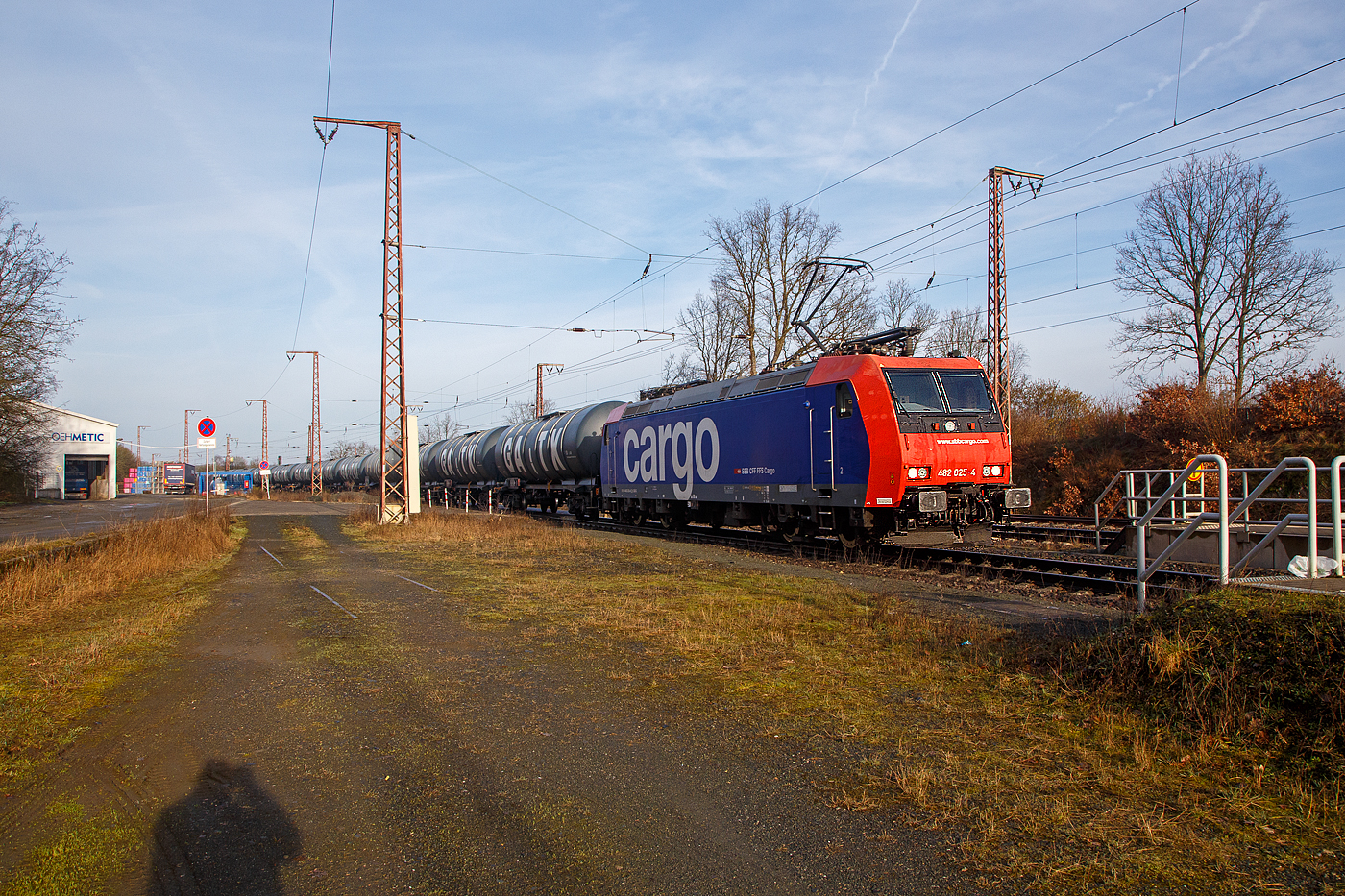 Die an die SBB Cargo International AG vermietete SBB Cargo Re 482 025-4 (91 85 4482 025-4 CH-SBBC) fährt am 22.02.2023 mit einem Kesselwagenzug durch Ruderdorf (Kr. Siegen) in südlicher Richtung.

Die TRAXX F140 AC1 wurde 2003 von Bombardier in Kassel unter der Fabriknummer 33593 gebaut und an die SBB Cargo AG geliefert.