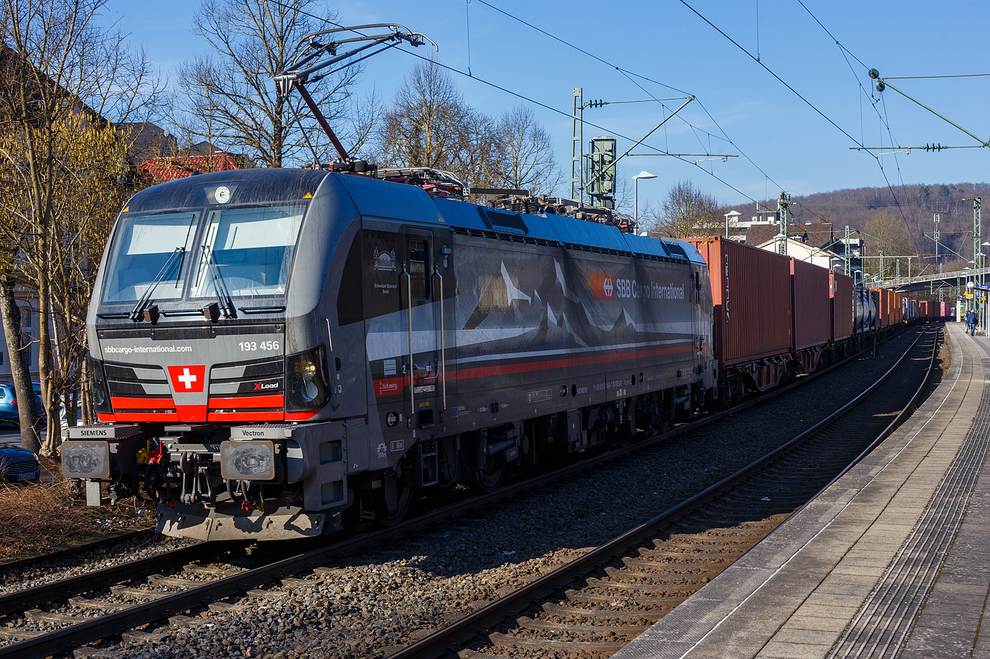 Die an die SBB Cargo International AG vermietete mit „XLoad“ ausgestattete 193 456  Schweizer Bahnhof Basel  (91 80 6193 456-1 D-SIEAG) der SdLeasing GmbH, Stuttgart (eingestellt in Deutschland durch Siemens) fhrt am 18 Februar 2025 mit einem KLV-Zug, durch Kirchen (Sieg) in Richtung Kln.

Die Multisystemlokomotive Siemens Vectron MS wurde 2024 von Siemens Mobilitiy in Mnchen-Allach unter der Fabriknummer 23784 gebaut und am 12.09.2024 ausgeliefert. Sie wurde in der Variante A40-1a ausgefhrt und hat so die Zulassung fr Deutschland, sterreich, die Schweiz, Italien, die Niederlande und Belgien (D / A / CH / I / NL / B). Sie verfgt ber eine Leistung von 6,4 MW (160 km/h) und ist neben den nationalen Zugsicherungssystemen mit dem Europischen Zugsicherungssystem (ETCS BL3) ausgestattet. Zudem ist sie mit der neuen Ausrstungspaket XLoad ausgestattet. 

Das neue XLoad Ausrstungspaket fr Vectron:
XLoad ist ein Ausrstungspaket fr Vectron, welches knftig mitbestellt, aber auch bei bereits ausgelieferten Vectron Loks nachgerstet werden kann. Das Feature verbessert die Reibwertausnutzung und ermglicht dadurch hhere Anhngelasten. Zudem reduzieren die Fahreigenschaften, die das Feature bewirken, den Verschlei von Rad und Schiene.

Aktuell sind die Schweizer Vectron-Lokomotiven (SBB Cargo und BLS Cargo) in der Regel in Doppeltraktion unterwegs. Die Steigungen und Rampen der Schweizer Berge sind vor allem bei schlechten Witterungsbedingungen nicht ohne. Eine Lokomotive muss auch bei geringerem Schlupf gengend Traktion auf die Schienen bringen, um alle Gter sicher und zuverlssig ans Ziel zu bringen. Ein effizienter Weg aus dieser Misere ist die fr Vectron entwickelte Zusatz-Funktion XLoad. Den erfolgreichen Beweis trat eine SIEMENS Testlokomotive im Frhjahr 2022 bei der SBB Cargo International und bei der BLS Cargo eindrcklich an. 

Fr SBB Cargo International bewies die Test-Lokomotive am Bzberg und fr BLS Cargo an der Nordrampe des Ltschbergs ihre enorme Zugkraft. 
Vectron meisterte im Frhjahr 2022 die lange 12‰-Steigung des Bzbergs mit einer Anhngerlast von 2.000 Tonnen bravours. Bei den nchtlichen Testfahrten zeigte sich eindrcklich die enorme Zugkraft der Lokomotive. 

Am Ltschberg wurden bei der BLS Cargo steigungsmig noch ein paar Promille draufgepackt. Mit 1.020 Tonnen im Gepck bewltigte die Vectron-Lokomotive mit XLoad-Feature die 27‰-Steigung der Nordrampe ebenfalls meisterlich. Und auch diverse Anfahrtsversuche absolvierte der mit dem XLoad-Feature aufgerstete Vectron problemlos. 

So bestellte die SdLeasing GmbH (Stuttgart) im Auftrag der SBB Cargo International jngst 20 Vectron Lokomotiven mit XLoad bei SIEMENS.