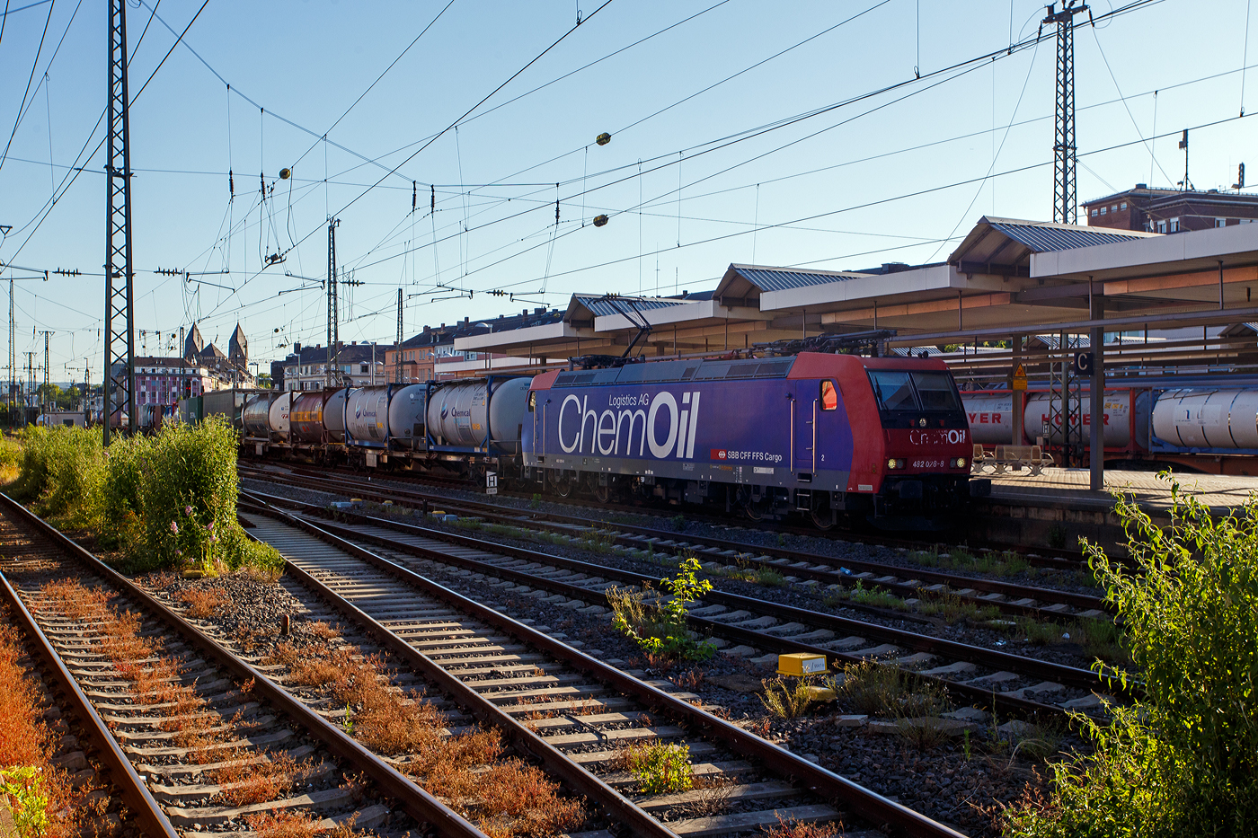 Die an die SBB Cargo International AG vermietete SBB Cargo Re 482 028-8 „ChemOil“ (91 85 4482 028-8 CH-SBBC ) der SBB Cargo AG fährt am 01 Juli 2025, mit einem HUPAC-KLV/Container-Zug durch den Hauptbahnhof Koblenz in südlicher Richtung (Mainz).

Die TRAXX F140 AC1 wurde 2003 von Bombardier in Kassel unter der Fabriknummer 33600 gebaut und an die SBB Cargo AG geliefert. Sie hat die Zulassungen und Zugbeeinflussungssysteme für die Schweiz und Deutschland. Zurzeit ist sie an die SBB Cargo International AG vermietet.
