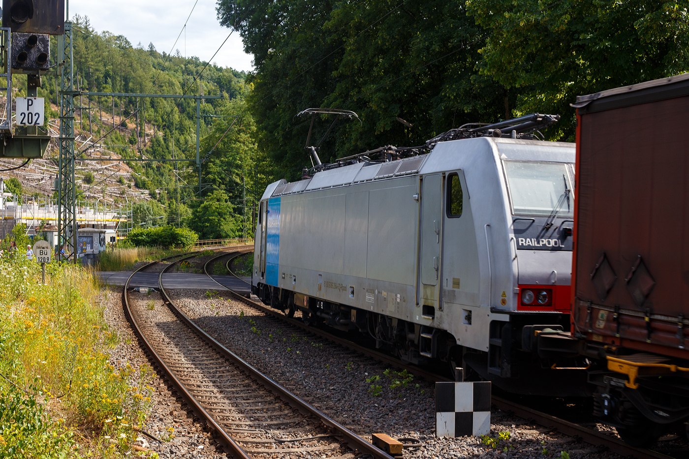 Die an die TXL - TX Logistik AG (Troisdorf) vermietete Railpool 186 284-6 (91 80 6186 284-6 D-Rpool), fährt am 05 Juli 2025 mit einem Magetra-KLV-Zug durch Kirchen an der Sieg in Richtung Köln 

Die Bombardier TRAXX F140 MS wurde 2009 von Bombardier in Kassel unter der Fabriknummer 34756 gebaut und war ursprünglich für die CBRail als E 186 915 vorgesehen, wurde aber im Juli 2010 als 186 284-6 an die Railpool, mit den Zulassungen/Länderpaketen für Deutschland, Österreich und Italien (D/A/I), geliefert. Von 2010 bis 2017 fuhr sie für die Lokomotion Gesellschaft für Schienentraktion mbH (München) und war in Italien als 91 80 6186 284-6 IT-RTC eingestellt.