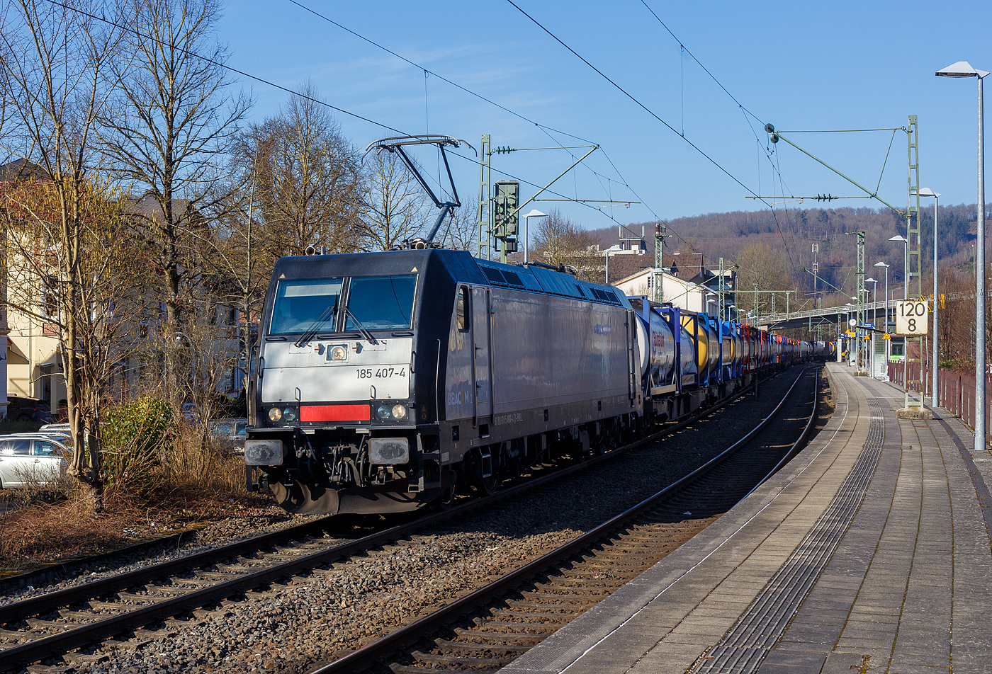 Die an die Viking-Rail ApS (mit Sitz im dänischen Padborg) vermietete 185 407-4 (91 80 6185 407-4 D-BRLL) der BRLL - Beacon Rail Leasing GmbH (Grünwald) fährt am 18 Februar 2025 mit einem Tank-Containerzug durch Kirchen (Sieg) in Richtung Köln.

Die TRAXX F140 AC2 wurde 2011 von der Bombardier Transportation in Kassel unter der Fabriknummer 34961 gebaut und an die MRCE - Mitsui Rai Capital Europe B.V. (91 80 6185 407-4 D-DISPO geliefert. Sie hat die Zulassungen für Schweden, Deutschland und Dänemark. Noch vor der Übernahme der MRCE, wurde die Lok im Dezember 2022 an die Beacon Rail Leasing verkauft.
