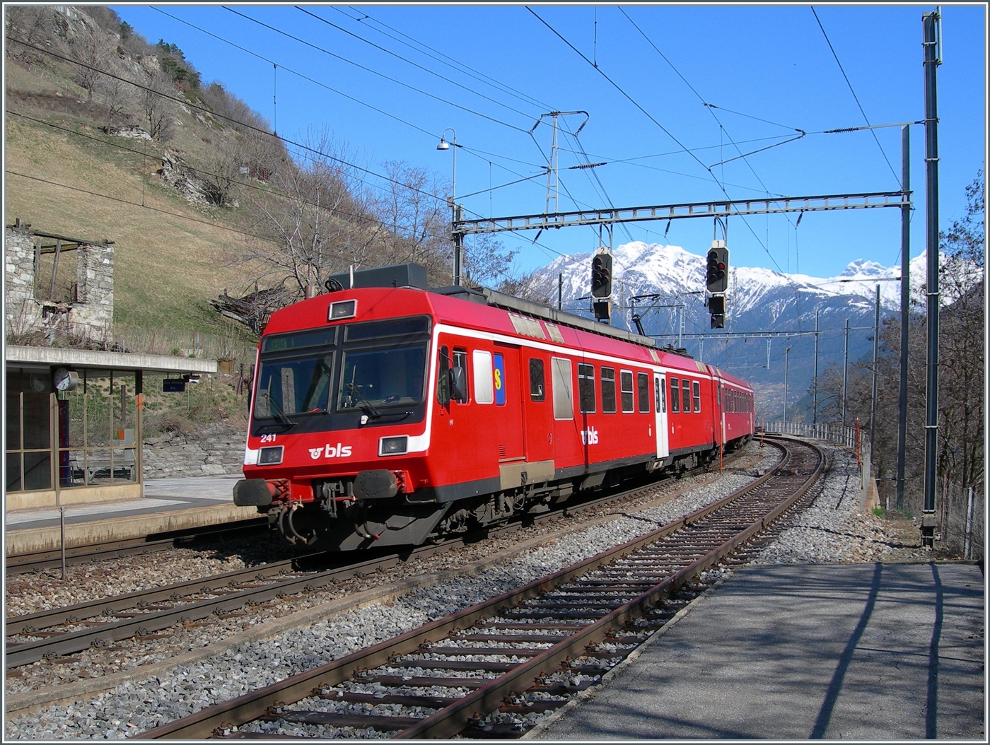 Die von bei der Fusion von der RM übernommen RBDe 566 Pendelzüge fuhren einige Zeit im RM Rot als BLS Regionalzüge. Mit dem ABt 941 an der Spitze und dem schiebenden RBDe 566 241 verlässt der Regionalzug von Goppenstein nach Brig den Bahnhof Ausserberg.

16. März 2007
