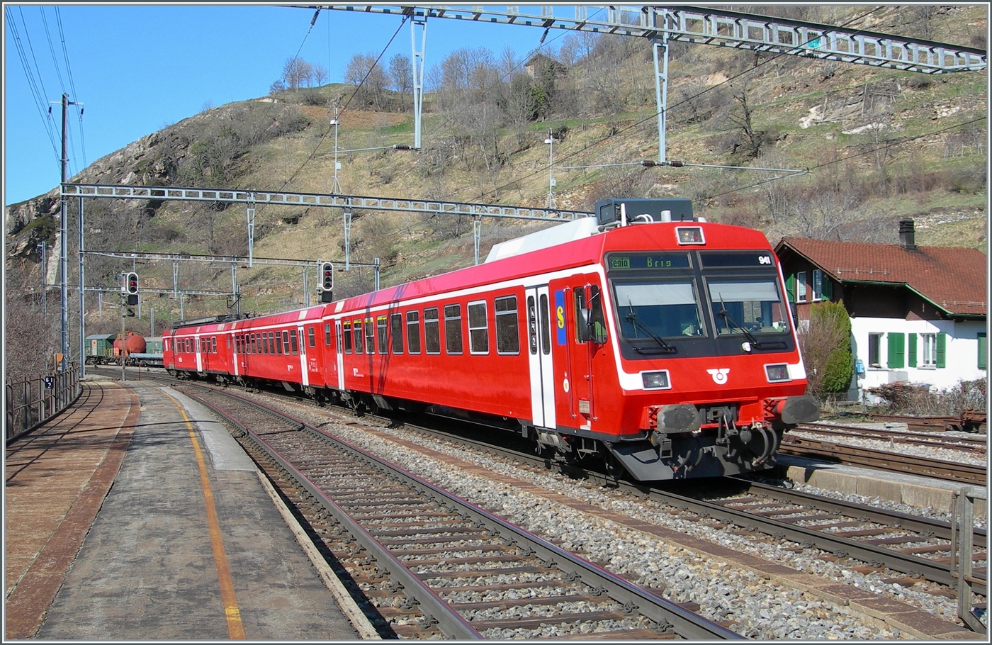 Die von bei der Fusion von der RM übernommen RBDe 566 Pendelzüge fuhren einige Zeit im RM Rot als BLS Regionalzüge. Mit dem ABt 941 an der Spitze (und dem schiebenden RBDe 566 241) verlässt der Regionalzug nach Brig Ausserberg. 

16. März 2007