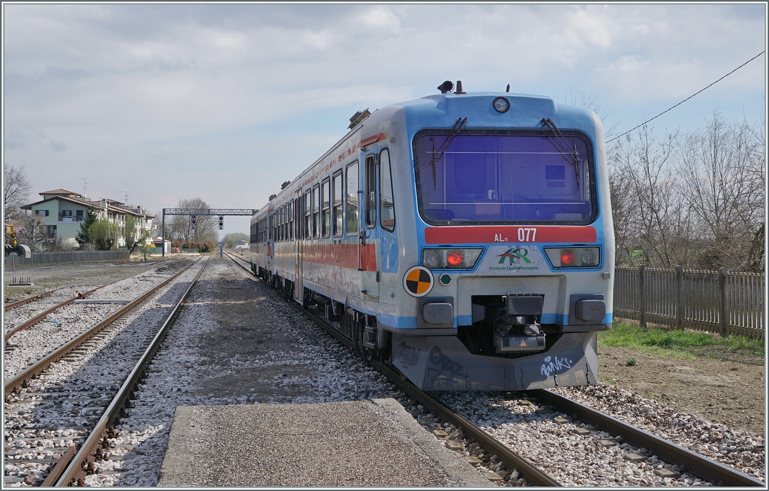 Die beiden Aln 663 078 und 077 verlassen nach einem kurzen Halt den Bahnhof Brescello-Viadana. Die beiden Triebzge sind als Trenitalia TPER Regionalzug 90322 von Parma nach Suzzara unterwegs. 
Die FER Triebwagen werden als Aln 663 gefhrt, unterscheiden sich aber doch von der Regelbaureihe.

15. Mrz 2023