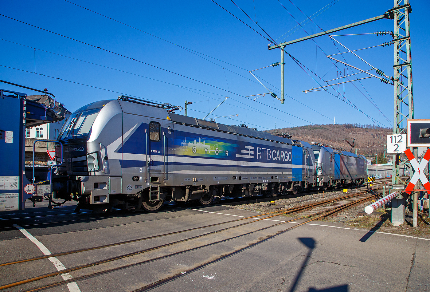 Die beiden an die RTB CARGO GmbH vermieteten SIEMENS Vectron AC, vorne die 193 994-1 (91 80 6193 994-1 D-Rpool) und dahinter die kalte (somit keine Doppeltraktion) 193 999-0 „Győr“ (91 80 6193 999-0 D-Rpool), beide der Railpool (Mnchen), fahren am 14.02.2023, mit einem leeren Touax-Autotransportzug (Wagen der Gattung Laaers), ber die Siegstrecke (KBS 460) durch Niederschelden in Richtung Siegen.

Beide Vectron AC wurden 2019 von Siemens Mobilitiy in Mnchen-Allach gebaut, die 193 994 unter der Fabriknummer 22682 und die 193 999 unter der Fabriknummer 22698. Diese Vectron Lokomotiven sind als AC – Lokomotive (Wechselstrom-Variante) mit 6.400 kW konzipiert und zugelassen fr Deutschland, sterreich und Ungarn (D/A/H), eine Zulassung fr Rumnien (RO) wurde noch nicht erlangt, RO ist durchgestrichen. Die Loks haben eine Hchstgeschwindigkeit von 200 km/h.
