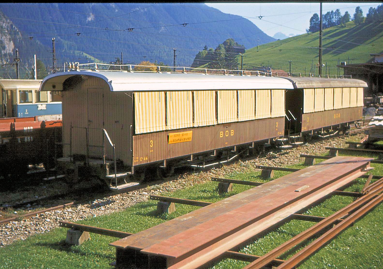 Die beiden C⁴ 43 und 44 der Berner Oberland Bahn in Zweisimmen, 8.Oktober 1967. Die Kasten dieser beiden Wagen wurden 1926 erbaut und in den Sommenmonaten auf die Niederbordwagen L 80 und 81 aufgesetzt. Die beiden Wagen behielten auch nach 1956 ihre Wagenbezeichnung C⁴. 
