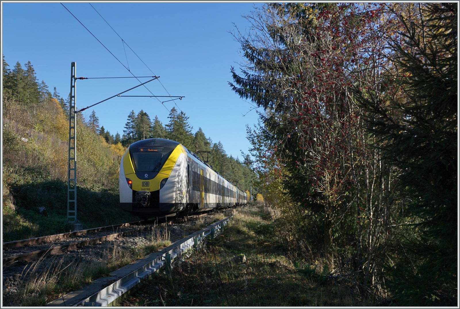 Die beiden DB 1440 858 und 360 kurz vor Schluchsee auf dem Weg nach Seebrugg.

13. Nov. 2022