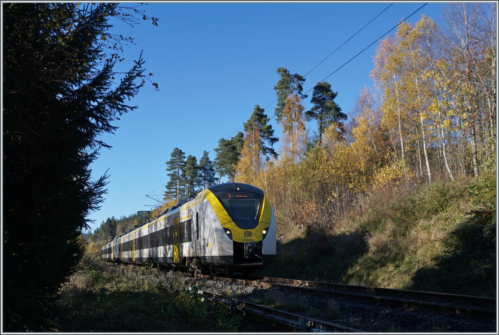 Die beiden DB  1440 858 und 360 kurz vor Schluchsee auf dem Weg nach Seebrugg. 

13. Nov. 2022