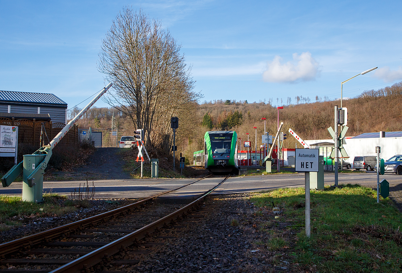 Die beiden gekuppelten Stadler GTW 2/6 der WEBA Westerwaldbahn des Kreises Altenkirchen GmbH haben am 17.01.2023, als RB 97  Daadetalbahn   (Daaden - Betzdorf/Sieg), den Hp Alsdorf erreicht und die Schranken am B der Hauptstrae (L284) ffnet sich wieder.

Die GTW 2/6 sind der VT 117 (95 80 0946 417-2 D-WEBA / 95 80 0646 417-5 D-WEBA / 95 80 0946 917-1 D-WEBA) und der VT 118 (95 80 0946 418-0 D-WEBA / 95 80 0646 418-3 D-WEBA / 95 80 0946 918-9 D-WEBA). Beide waren bis 2015 Triebwagen der HellertalBahn GmbH.