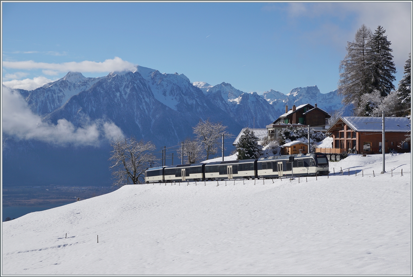 Die beiden MOB ABe 4/4 9304 und Be 4/4 9204 sind bei Les Avants in einer wunderschön verschneiten Winterlandschaft mit dem Regionalzug PE 2215auf dem Weg von Zweisimmen nach Montreux.

3. Jan. 2025