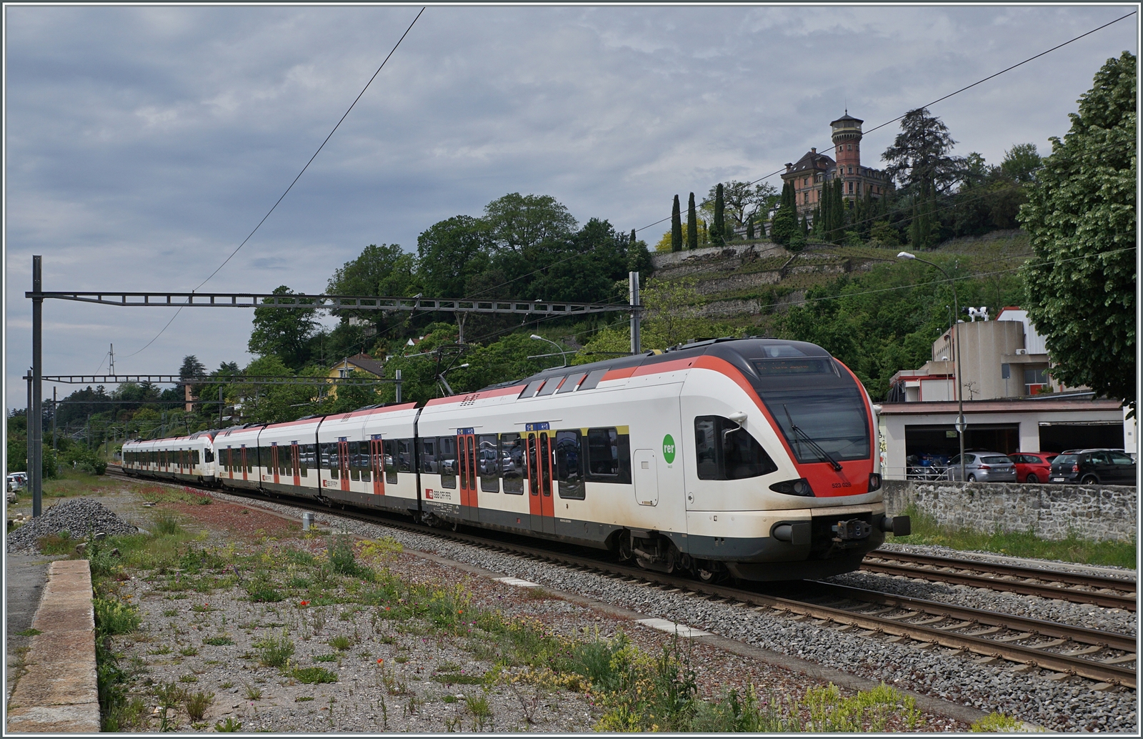 Die beiden SBB RABe 523 029 und 523 023 sind als R3 von Aigle nach Le Brassus/Vallorbe unterwegs und verlassen den Bahnhof von Clarens.

14. Mai 2024