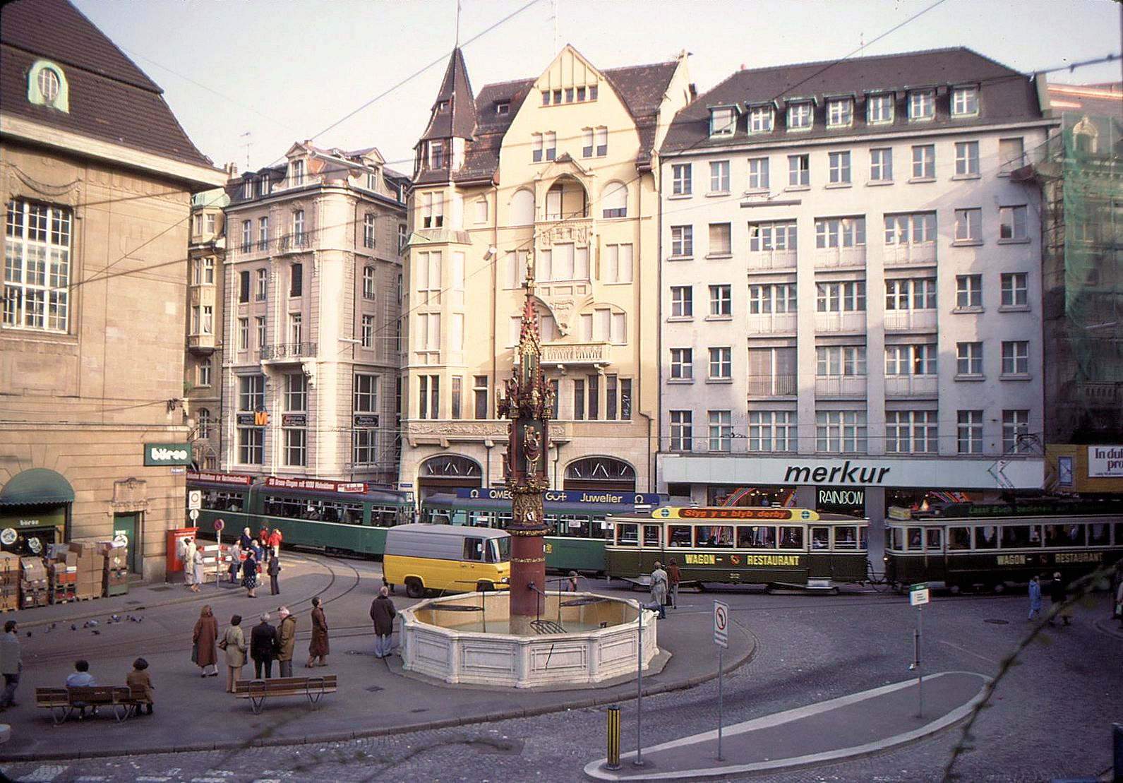 Die beiden Vierachsanhänger 311 und 312 aus Bern von 1933: Hier Wagen 312 als Speisewagenkomposition 147-312 am Fischmarkt in Basel. 29.Oktober 1982 