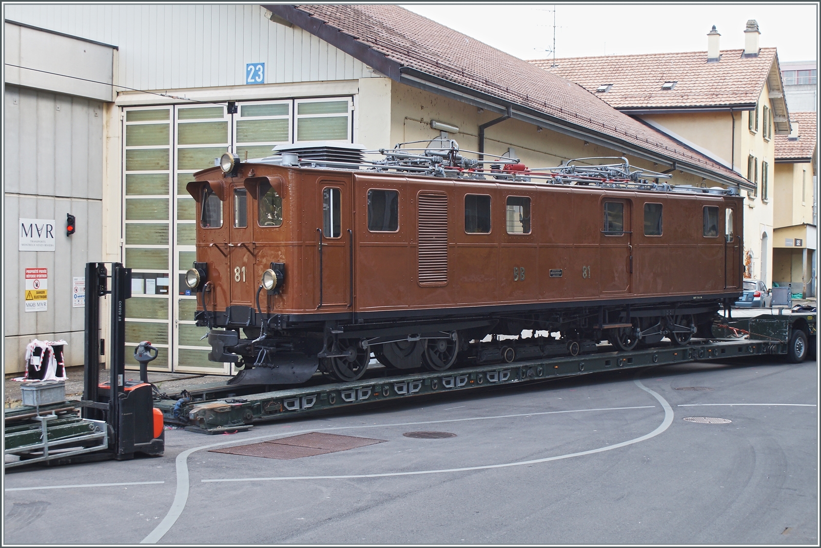 Die Bernina Bahn Ge 4/4 81 der Blonay-Chamby Bahn ist zurück! Nach einem gut einjährigen Aufenthalt in ihrer alten Heimat ist die Lok am 18. Okt. 2022 in Vevey eingetroffen und nur noch wenige Meter von den Schinen ihrer Wahlheimat entfernt. 18. Oktober 2022