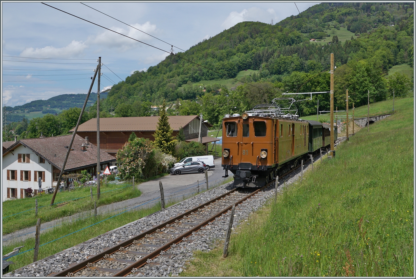 Die Bernina Bahn Ge 4/4 81 der Blonay Chamby Ban ist bei Cornaux mit einem Reisezug auf dem dem Weg nach Chaulin.

20. Mai 2024 

