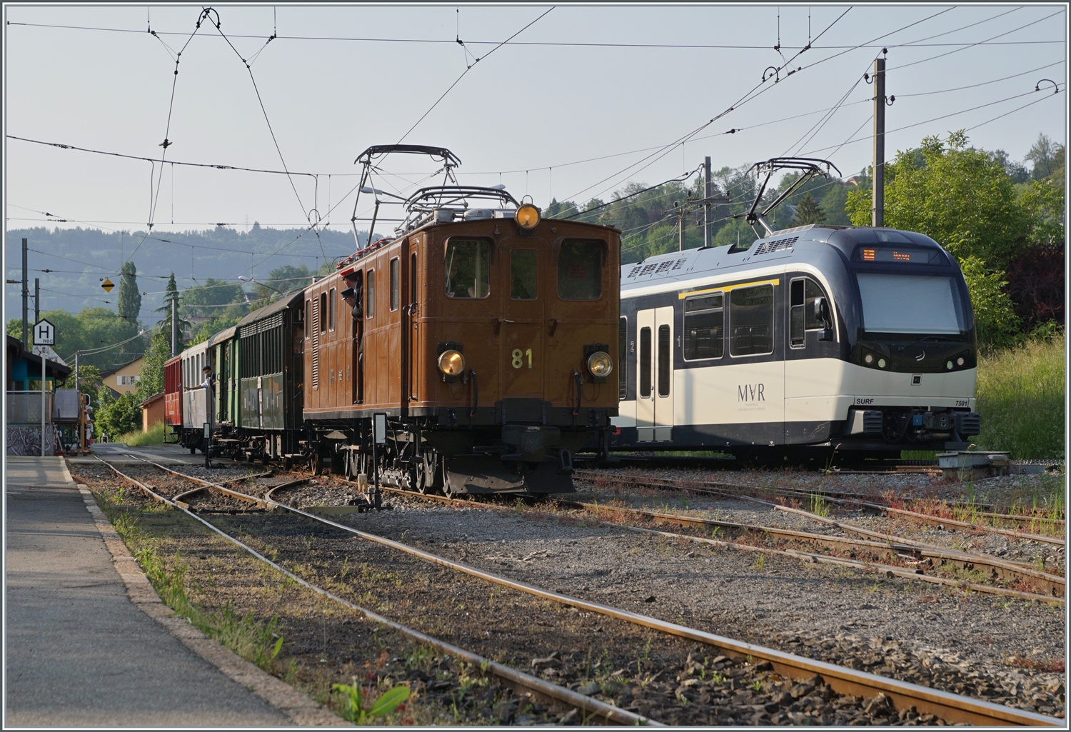 Die Bernina Bahn RhB Ge 4/4 81 der Blonay-Chamby Bahn mit dem Rivera Belle Epoque Express von  Vevey bei der Ankunft in Blonay. 

29. Mai 2023