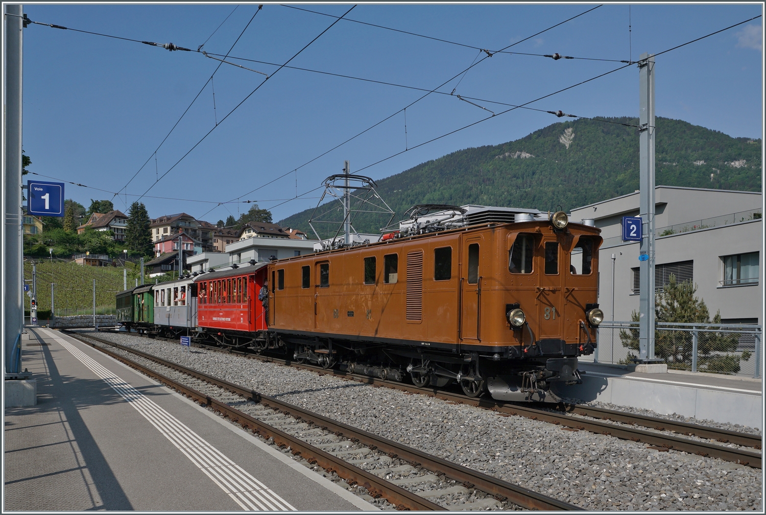 Die Bernina Bahn RhB Ge 4/4 81 der Blonay-Chamby Bahn mit dem Rivera Belle Epoque Express von Chaulin nach Vevey in St-Légier.

28. Mai 2023