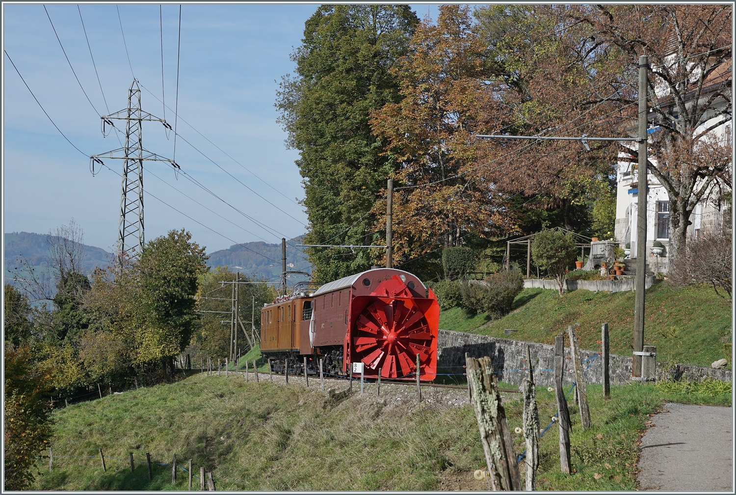 Die Bernina Bahn RhB Ge 4/4 81 der Blonay Chamby Bahn ist mit der Dampfschneeschleuder X rot d 1052 bei Chaulin auf dem Rckweg von Vers-Chez- Robert zum Museumsbahnhof. 

30. Okt. 2022