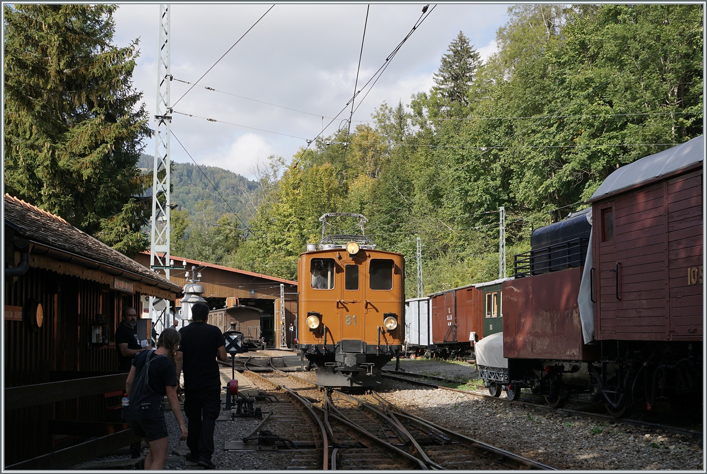 Die Bernina Bahn RhB Ge 4/4 81 der Blonay-Chamby Bahn rangiert in Chaulin um ihren Zug nach Blonay bereit zu stellen.

30. Sept. 2023