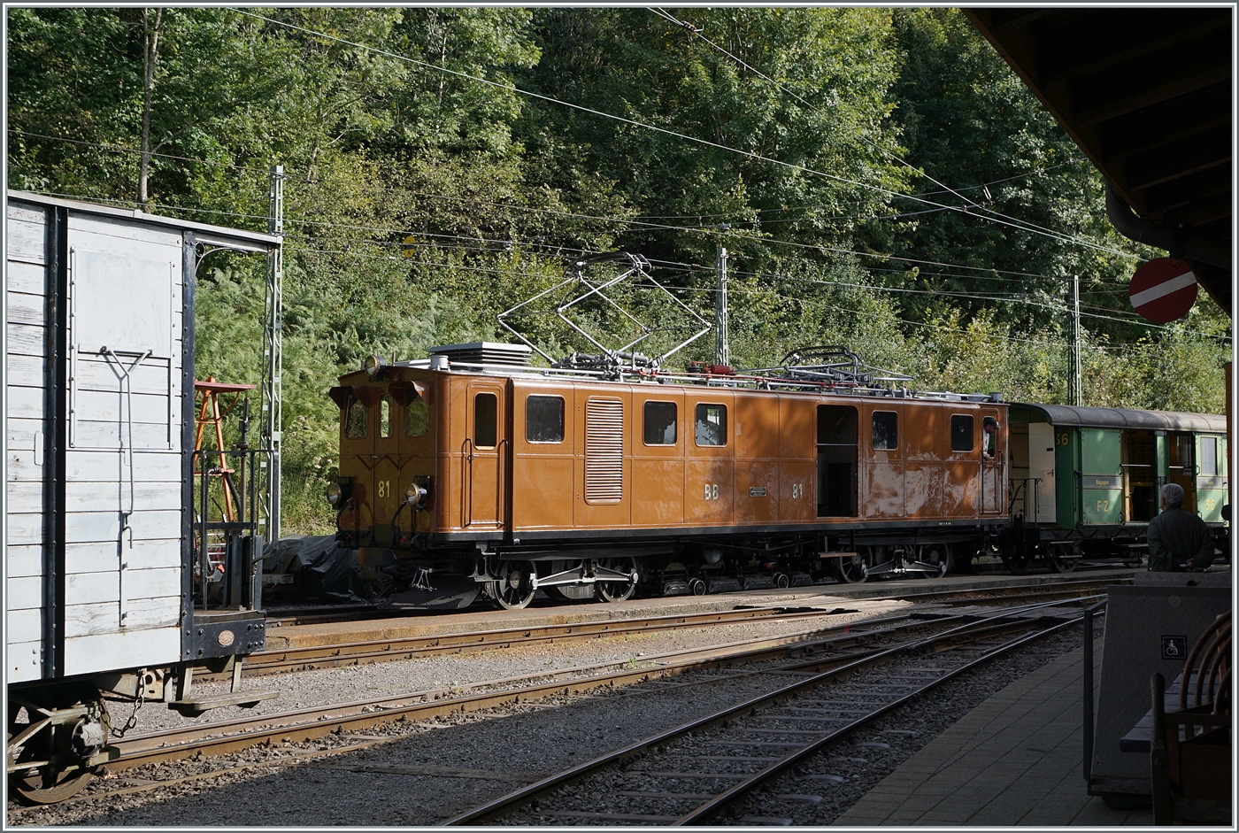 Die Bernina Bahn RhB Ge 4/4 81 der Blonay-Chamby Bahn stellt in Chaulin ihren Museumszug nach Blonay bereit.  

30. Sept. 2023