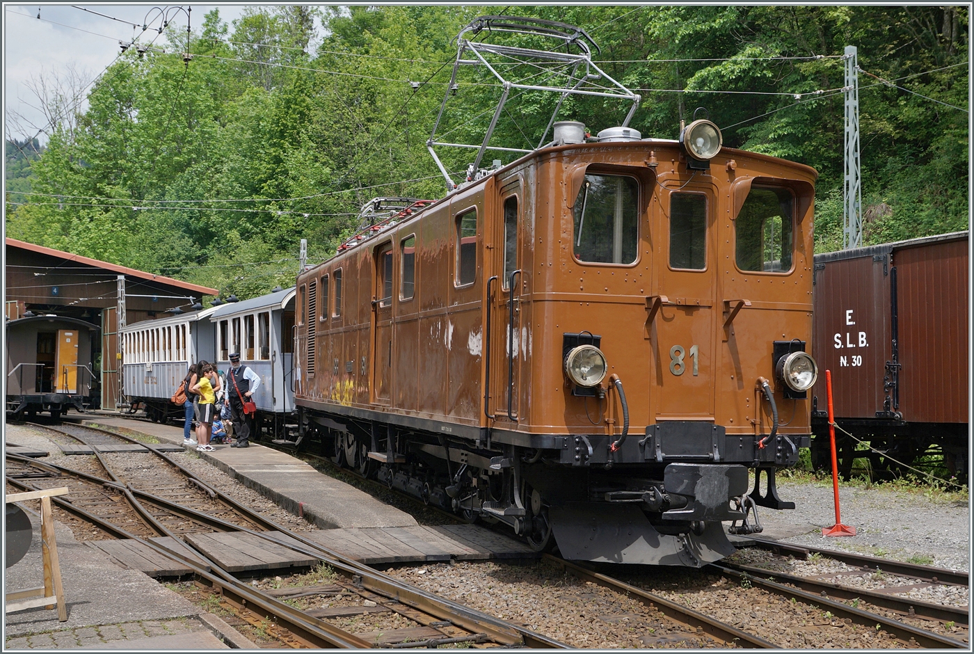 Die Bernina Bahn RhB Ge 4/4 81 der Blonay Chamby Bahn steht mit ihrem Zug im Museumsbahnhof von Chaulin.

20. Mai 2024 