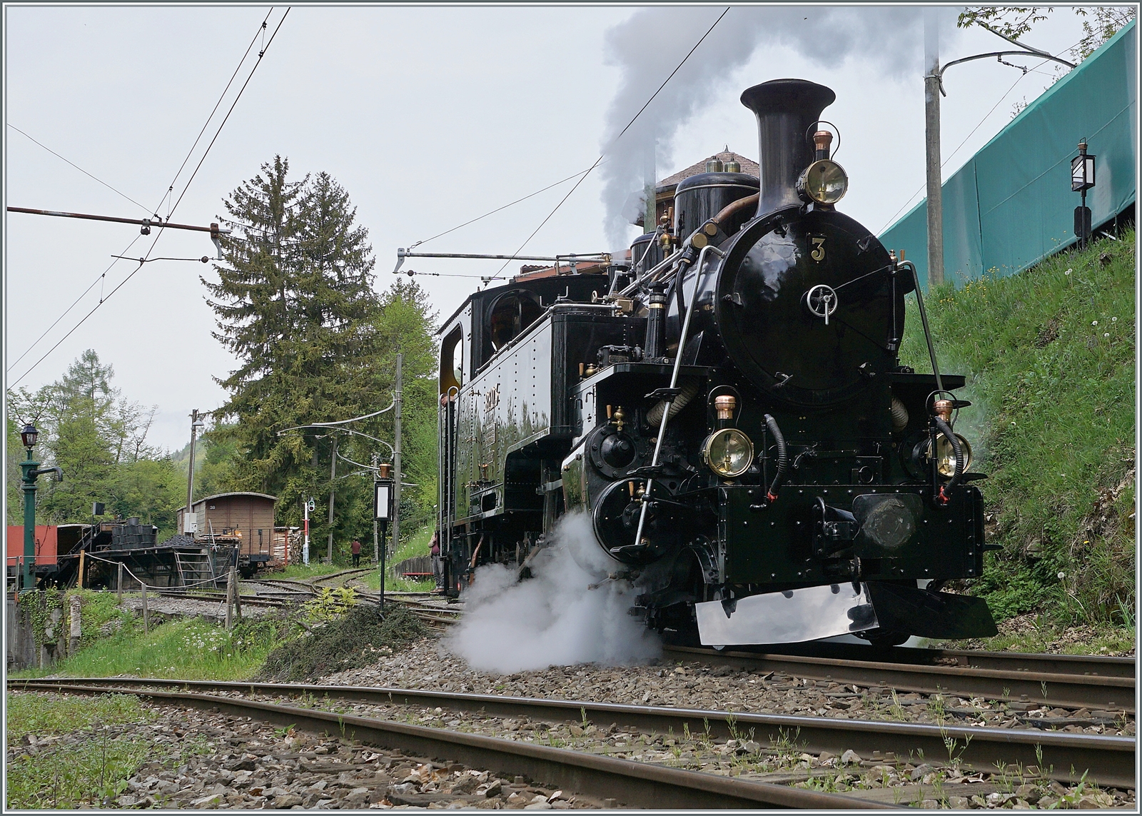 Die BFD HG 3/4 N° 3 beim  BW Chaulin auf dem Weg in den Museumsbahnhof. 

6. Mai 2023 