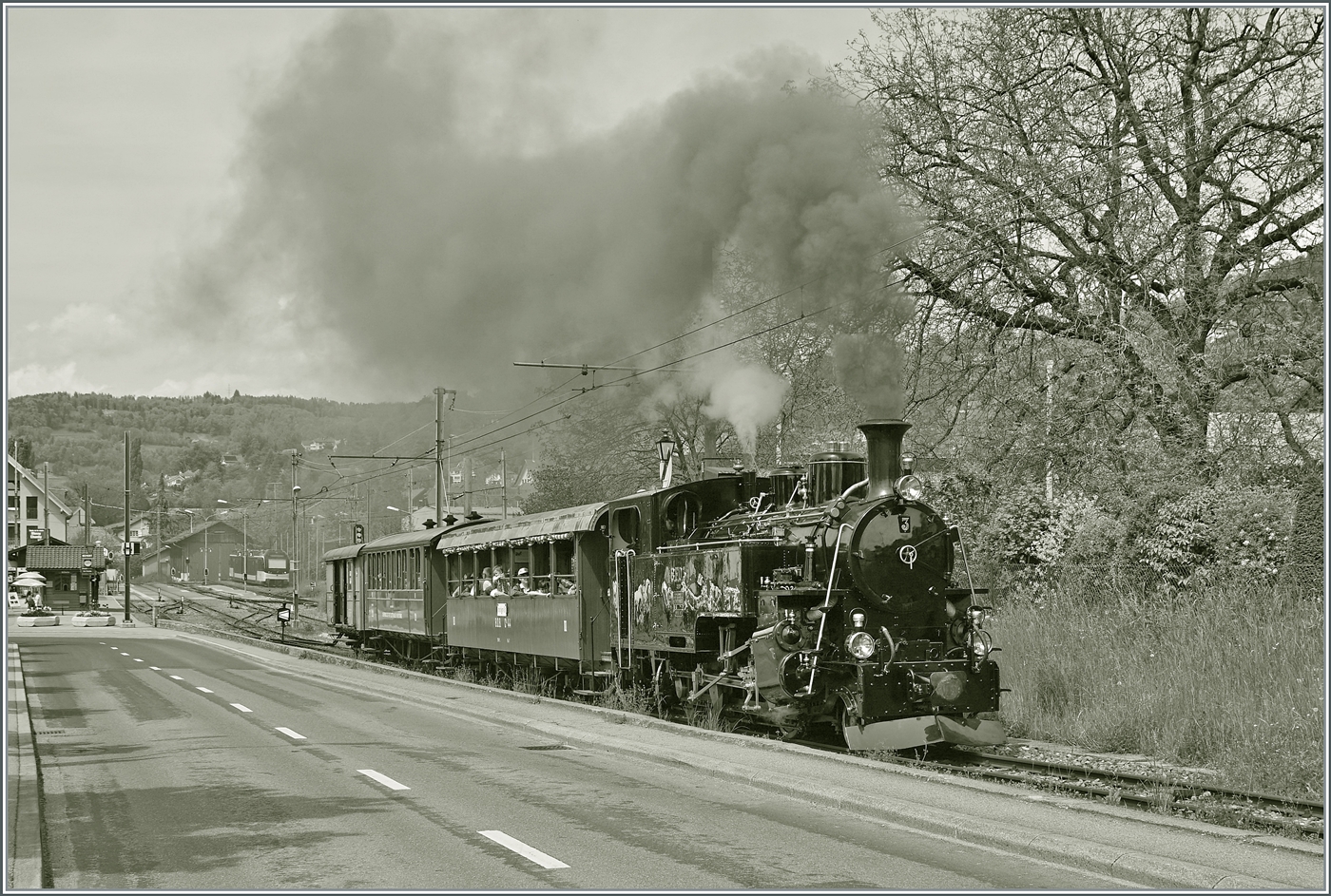 Die BFD HG 3/4 N° 3 der Blonay - Chamby Bahn verlässt mit einem gut besetzen Zug den Bahnhof von Blonay. Es ist er erste Dampfzug der Saison 2023.

6 Mai 2023- 