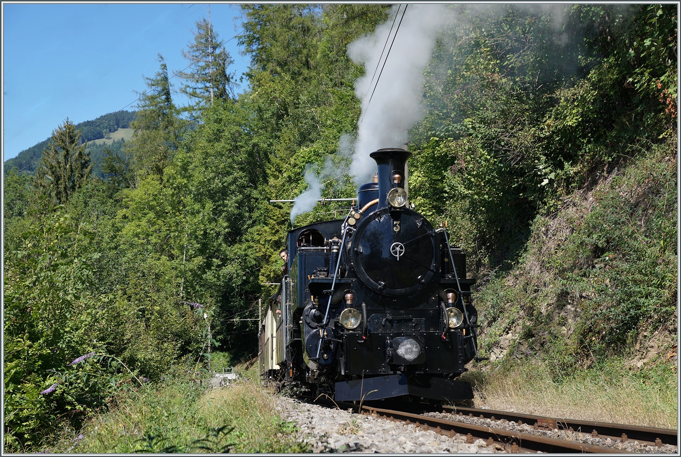 Die BFD HG 3/4 N° 3 ist bei Chamby auf dem Weg nach Chaulin.

11.Sept. 2022 