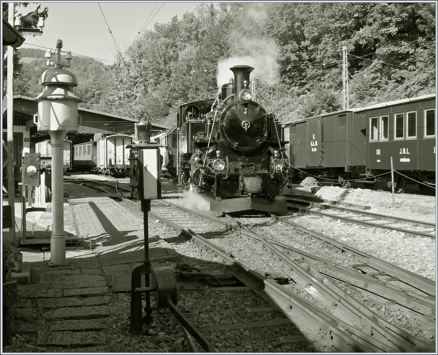 Die BFD HG 3/4 N° 3 ist in Chaulin mit ihrem Zug angekommen und wird gleich zur Lokbehandlung fahren. 

21. Sept. 2024