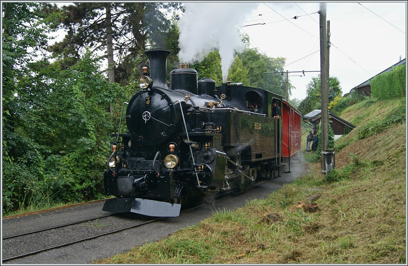 Die BFD HG 3/4 N° 3 der Blonay Chamby Bahn legte in Chantemerle einen kurzen Halt ein, wobei auffällig viele Reisende ausgestiegen sind. Vorsichtig setzt sich die Lok mit ihrem schweren Reisezug wieder in Bewegung, um nach Chaulin zu fahren. 

8. September 2024