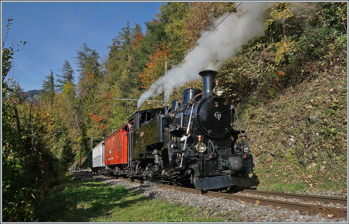 Die BFD HG 3/4 N° 3 der Blonay Chamby Bahn ist zwischen Chaulin Bifurcation und Chamby nach Chaulin unterwegs. 

20. Okt. 2024