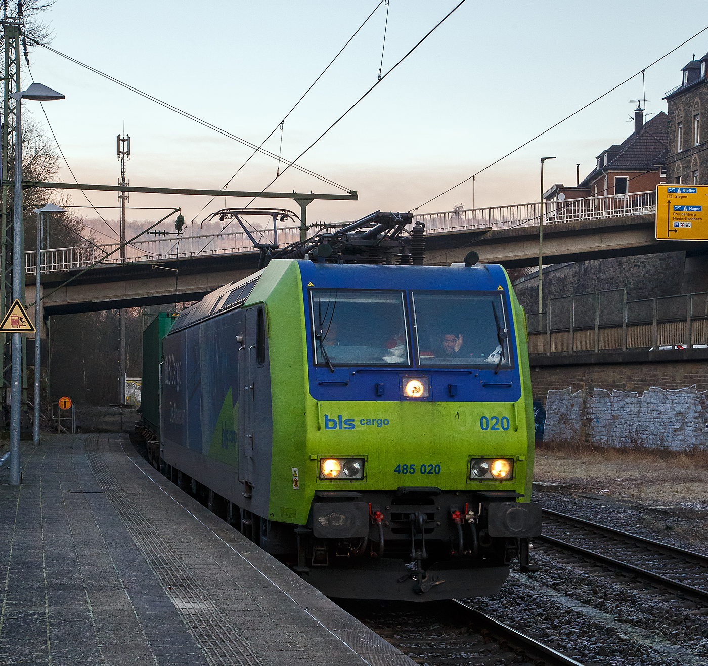 Die BLS Cargo 020 - Re 485 020-2 (91 85 4485 020-2 CH-BLSC) fhrt am 12.01.2022 mit einem GTS - Container-Zug durch Kirchen/Sieg in Richtung Kln.

Die TRAXX F140 AC1 wurde 2004 von  Bombardier in Kassel unter der Fabriknummer 33696 gebaut und an die BLS Cargo geliefert. Die Loks sind fr die Schweiz und Deutschland zugelassen.
