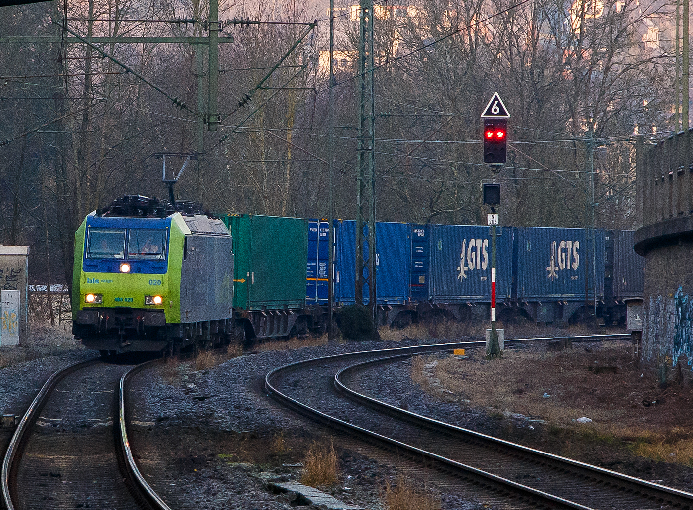 Die BLS Cargo 020 - Re 485 020-2 (91 85 4485 020-2 CH-BLSC) fährt am 12.01.2022 mit einem GTS - Container-Zug durch Kirchen/Sieg in Richtung Köln.

Die TRAXX F140 AC1 wurde 2004 von  Bombardier in Kassel unter der Fabriknummer 33696 gebaut und an die BLS Cargo geliefert. Die Loks sind für die Schweiz und Deutschland zugelassen.
